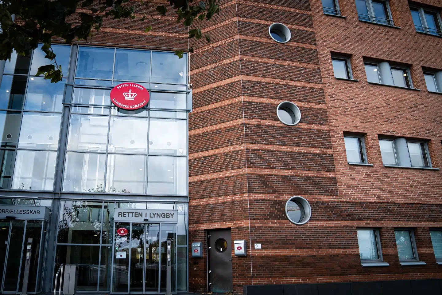 En 20-årig mand bliver torsdag fremstillet i grundlovsforhør ved Retten i Lyngby for at have bedraget en ældre mand ved at udgive sig for at være politimand. Flere medgerningsmænd menes at være på fri fod. Niels Christian Vilmann/Ritzau Scanpix