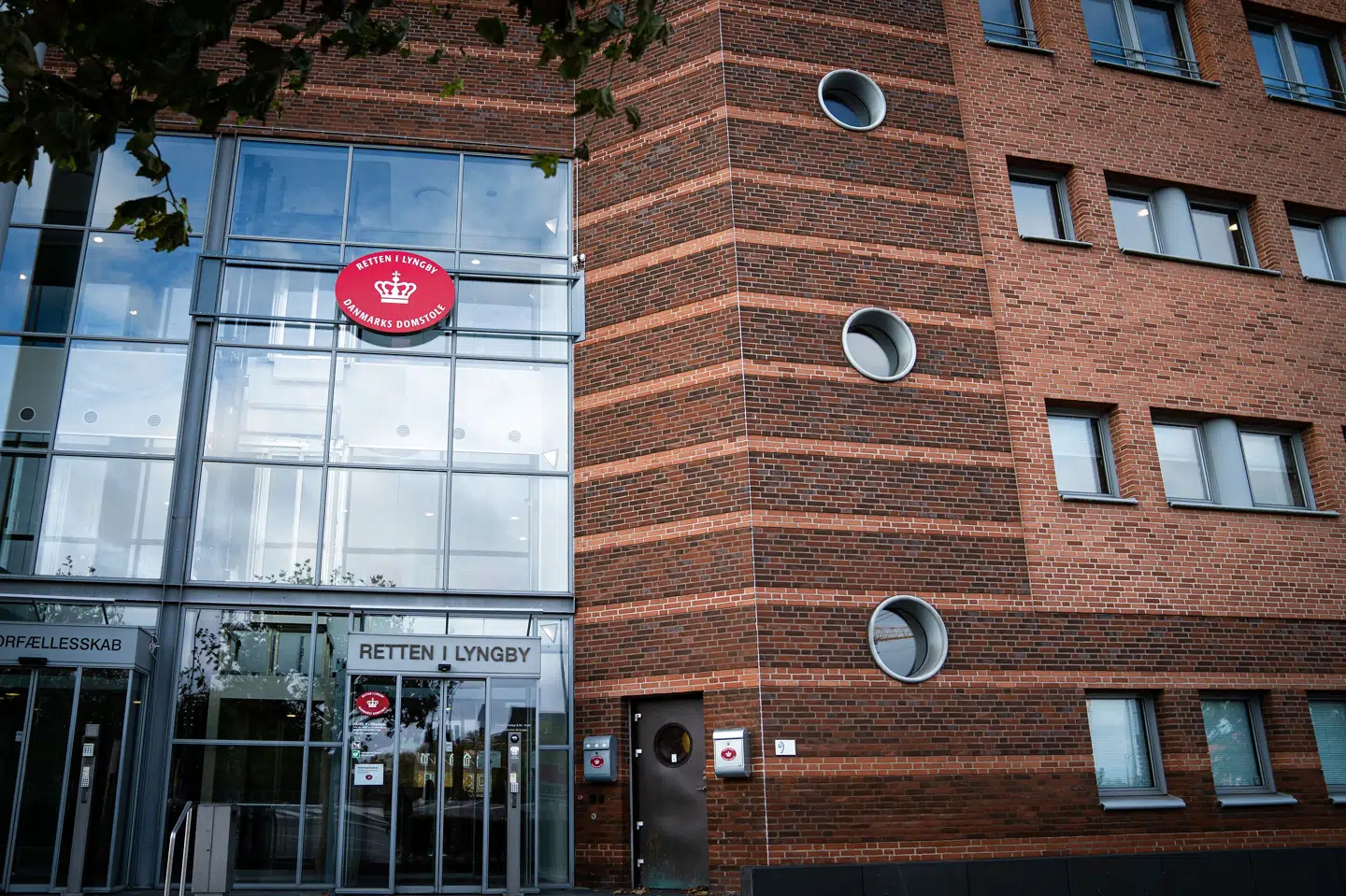 En 20-årig mand bliver torsdag fremstillet i grundlovsforhør ved Retten i Lyngby for at have bedraget en ældre mand ved at udgive sig for at være politimand. Flere medgerningsmænd menes at være på fri fod. Niels Christian Vilmann/Ritzau Scanpix