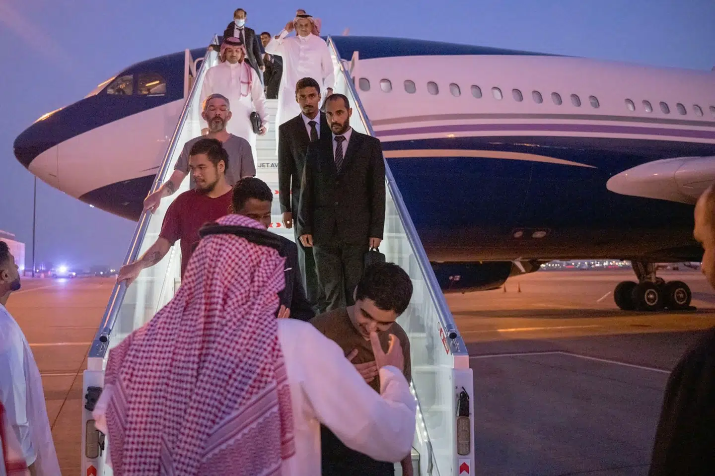 Et fly med ti udlændinge ankom onsdag til Saudi-Arabien. De var netop blevet løsladt af Rusland som led i en fangeudveksling med Ukraine. -/Ritzau Scanpix