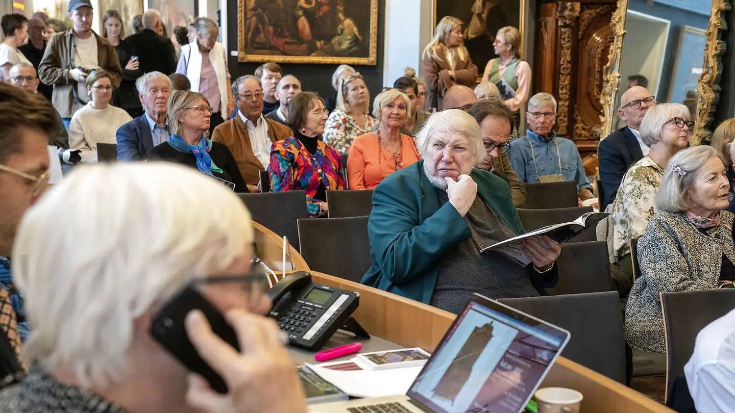 Der var mødt mange mennesker op i salen, men der var dog en del ledige pladser tilbage.