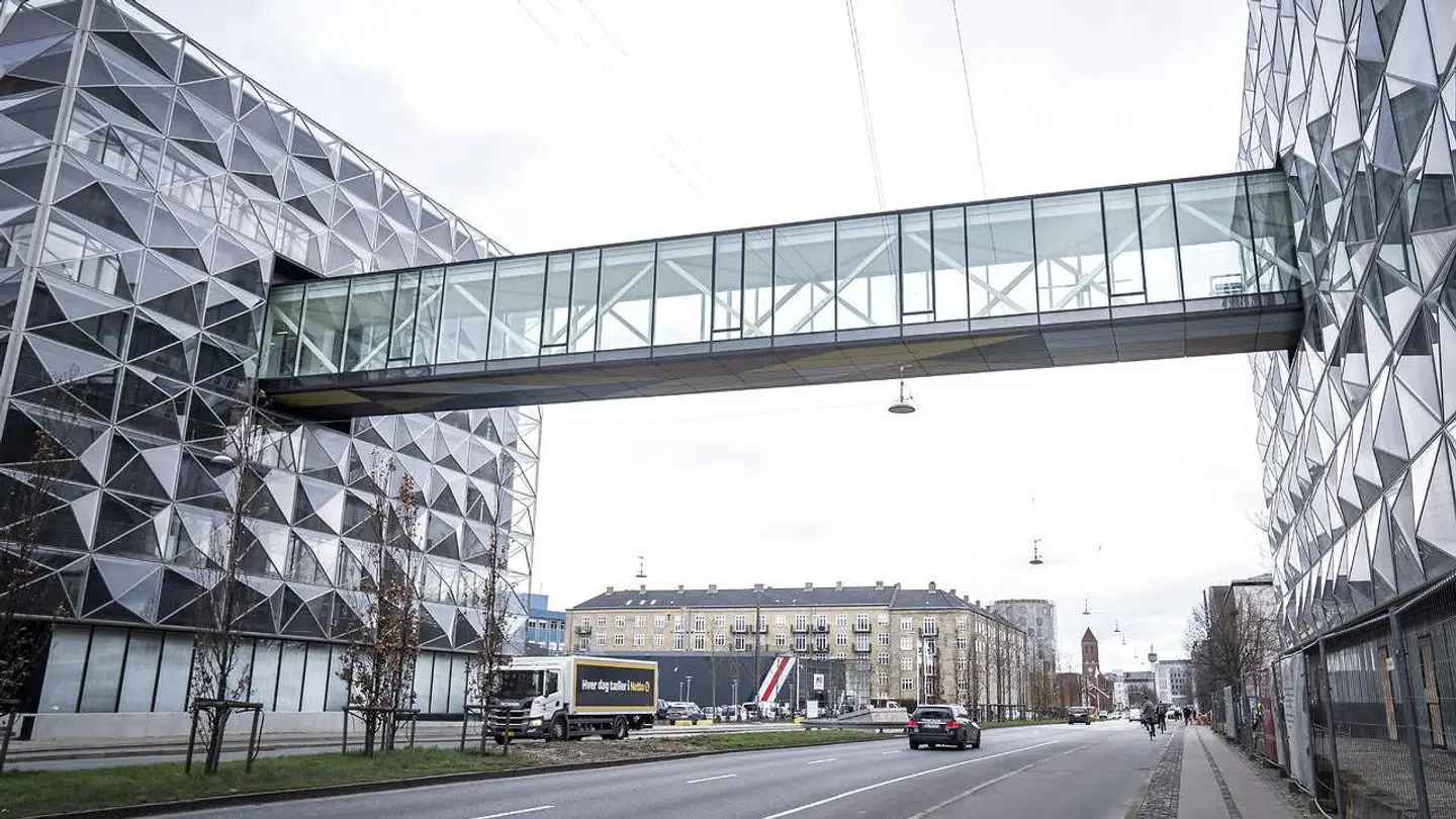 I mange år har Niels Bohr Bygningen kunnet ses hen over Jagtvej. Men den er stadig ikke færdig.
