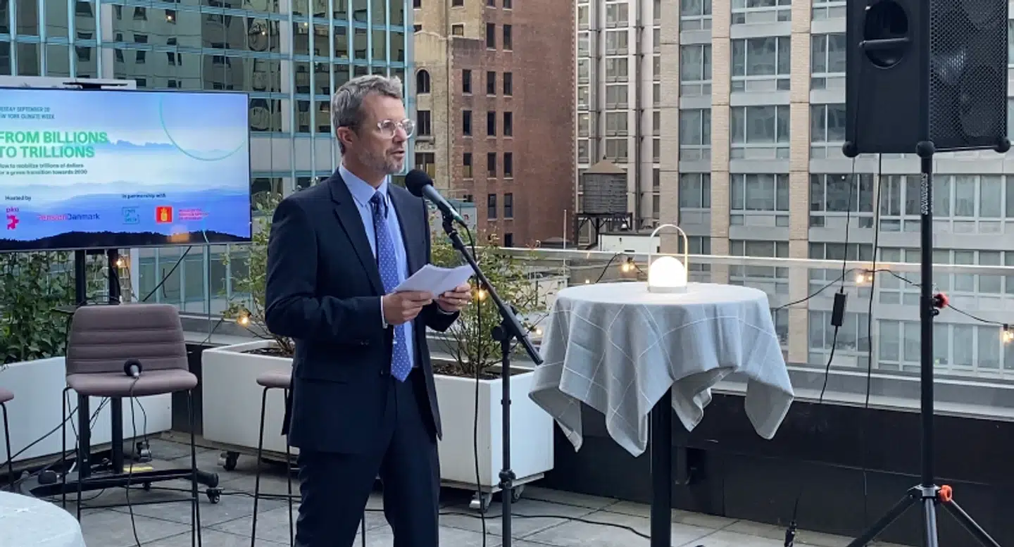 Kronprinsen holdt sin klimatale udenfor på det danske generalkonsulat på Third Avenue på Manhattan.