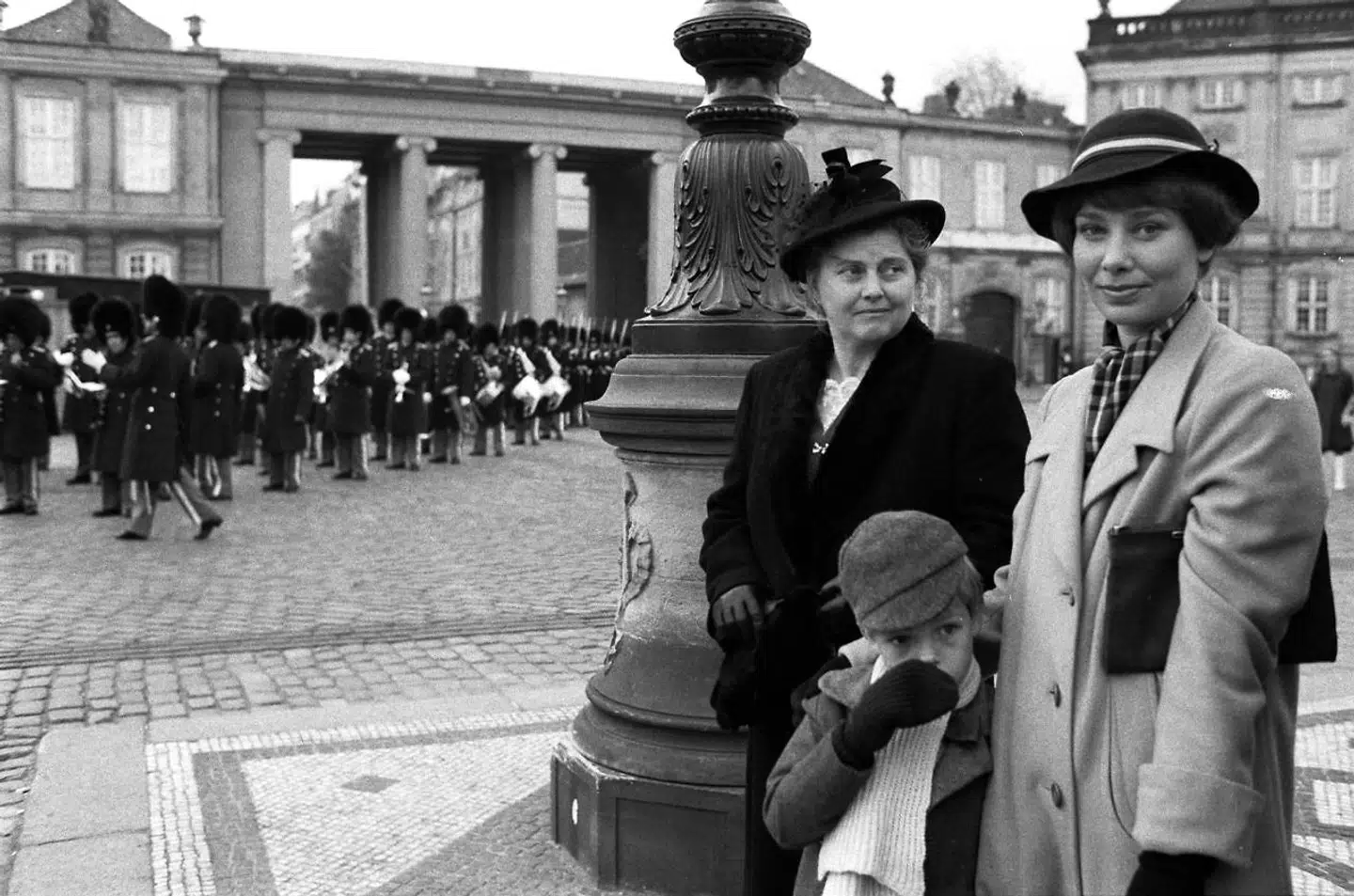 Et af danskernes yndlingsafsnit af 'Matador' er det, hvor Laura skal have sin fortjenstmedalje. Også i virkeligheden fik den populære skuespillerinde en medalje, nemlig Ridderkorset.