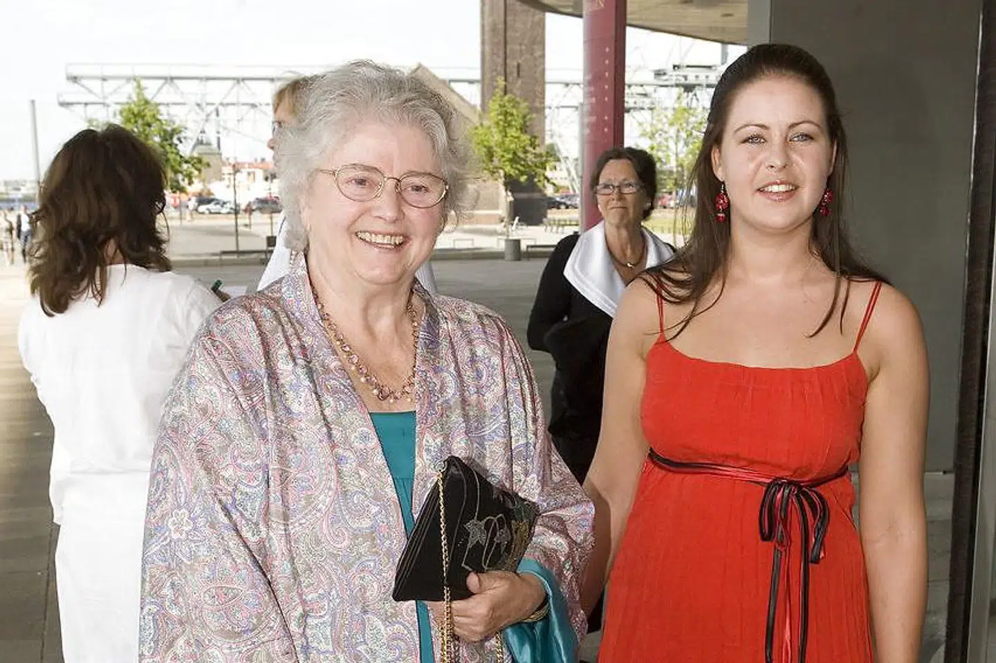 Elin Reimer holdt privatlivet tæt ind til kroppen. Her ses hun dog til reception med barnebarnet Merit.