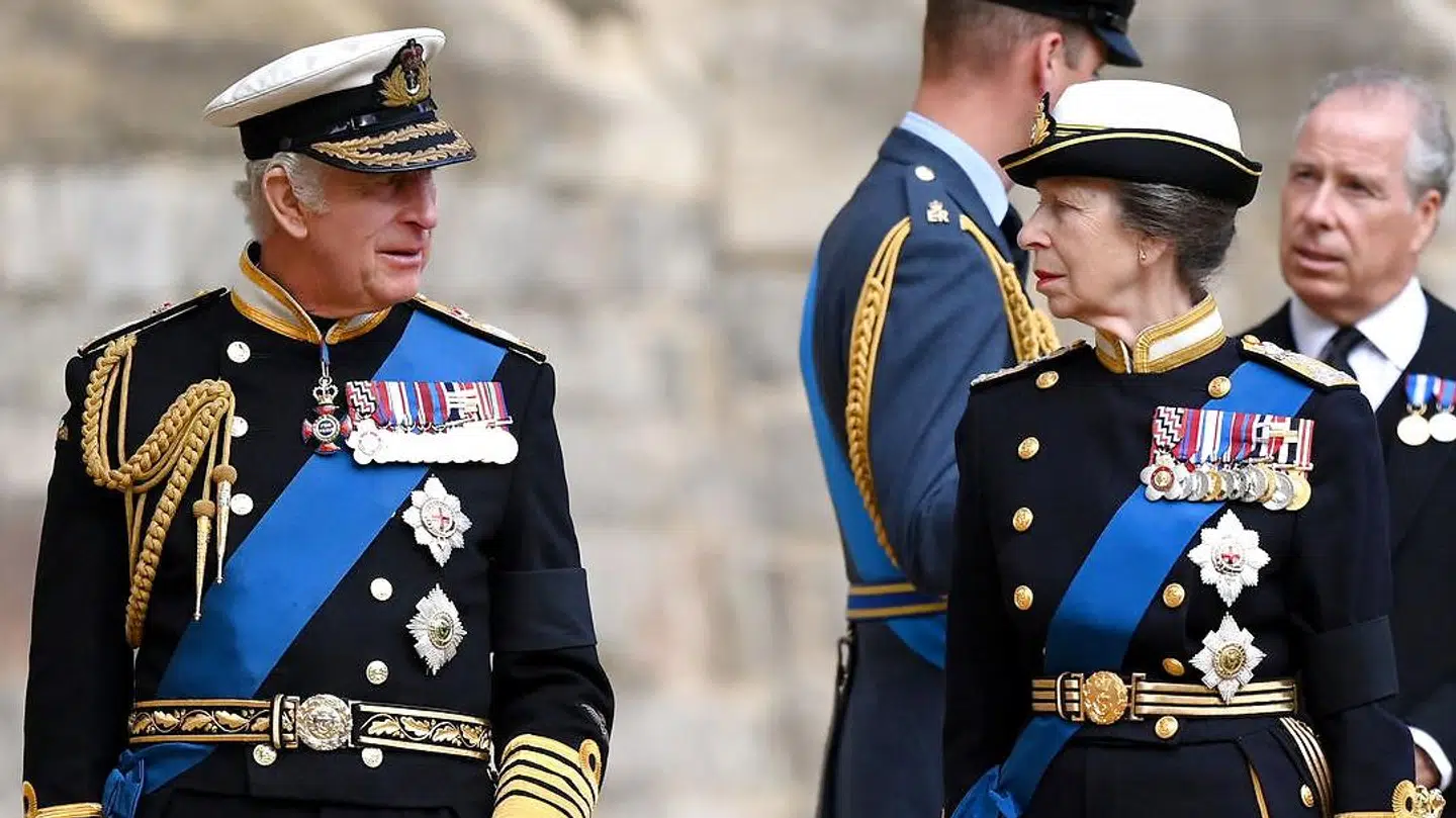 Kong Charles ser ud tiul at have stor tillid til sin søster, prinsesse Anne.