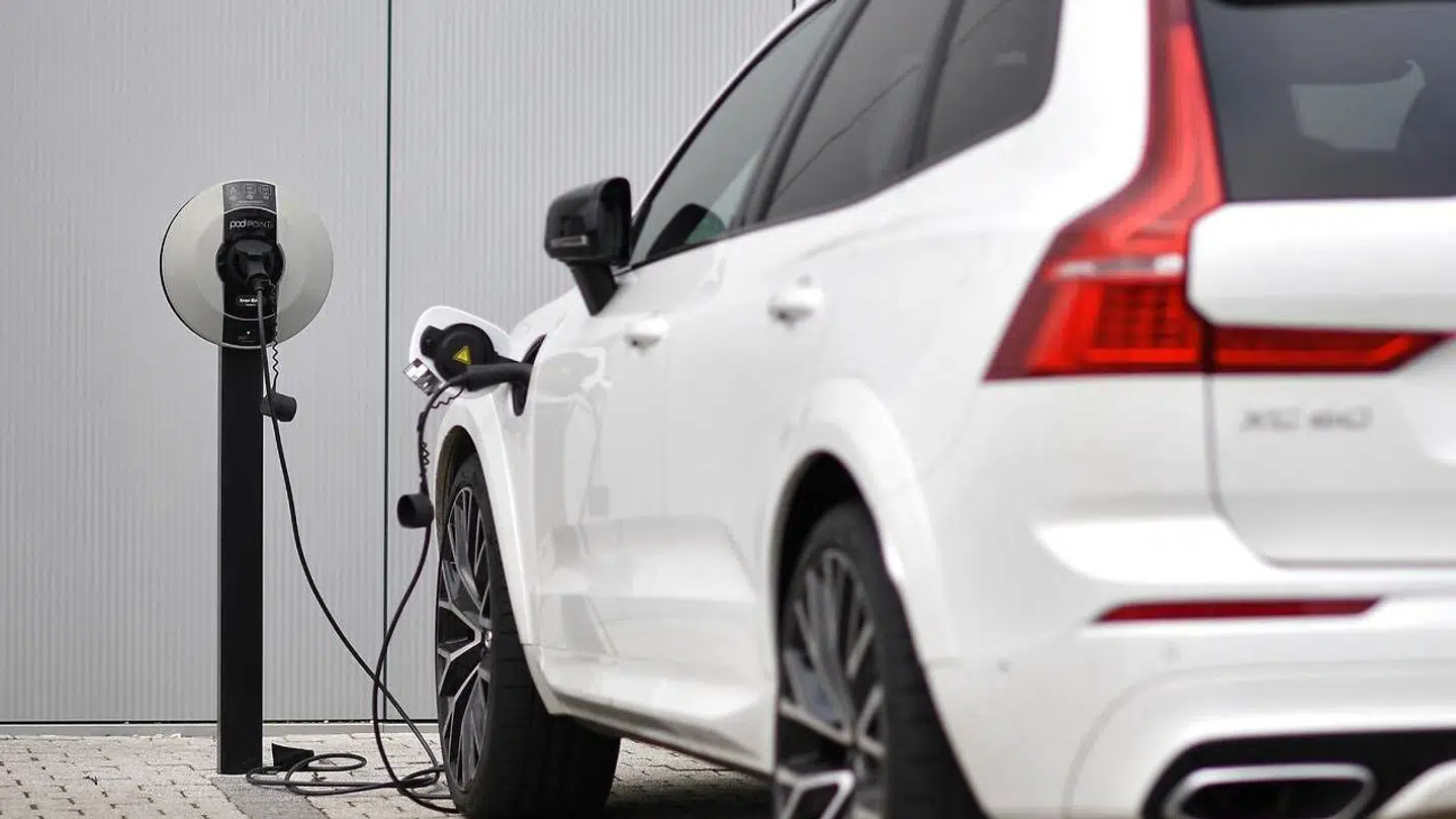 En Volvo-hybrid bliver ladet op. Arkivfoto.