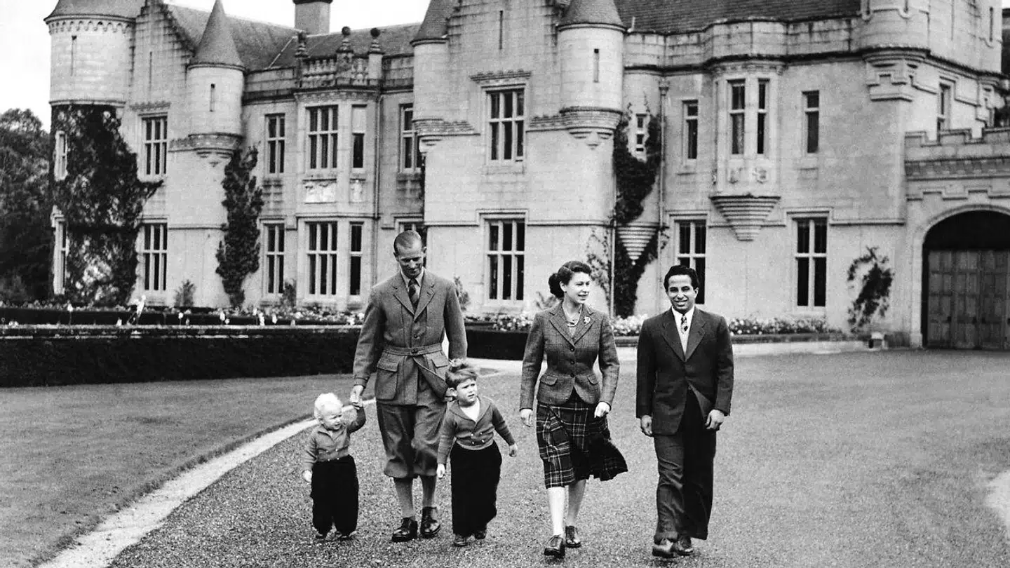 Balmoral i Skotland, hvor dronning Elizabeth døde, er også kongefamiliens private ejendom. Her ses dronningen og prins Philip i 1952 med lille prins Charles og prinsesse Anne.