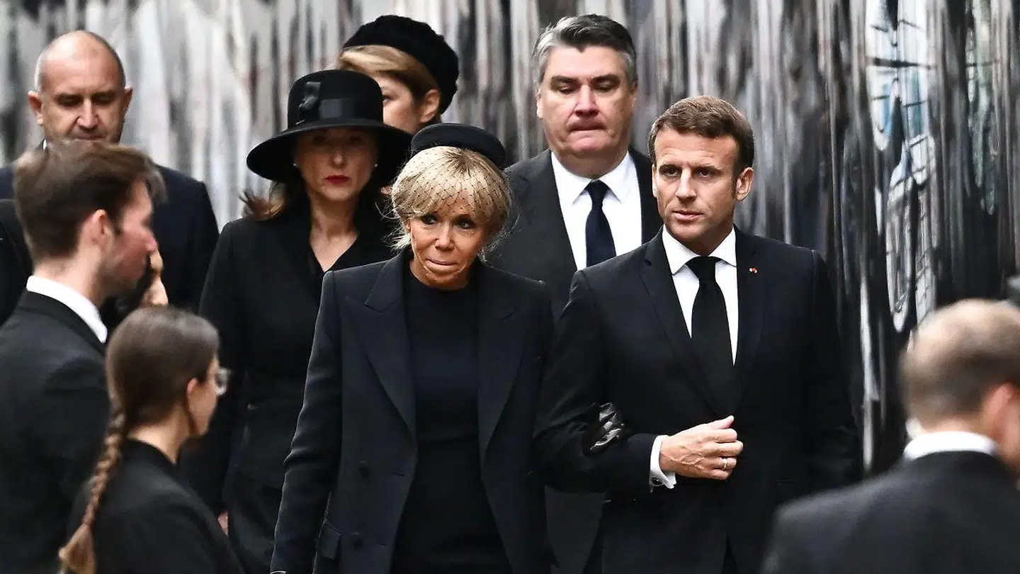 Macron ankom også i bil.