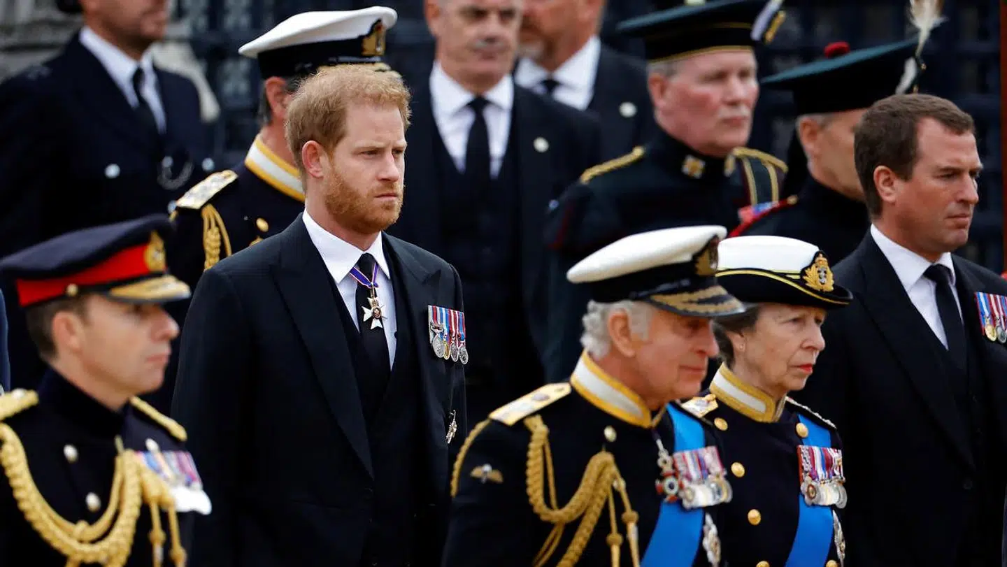 Prins Harry måtte ikke bære uniform til sin farmors begravelse.