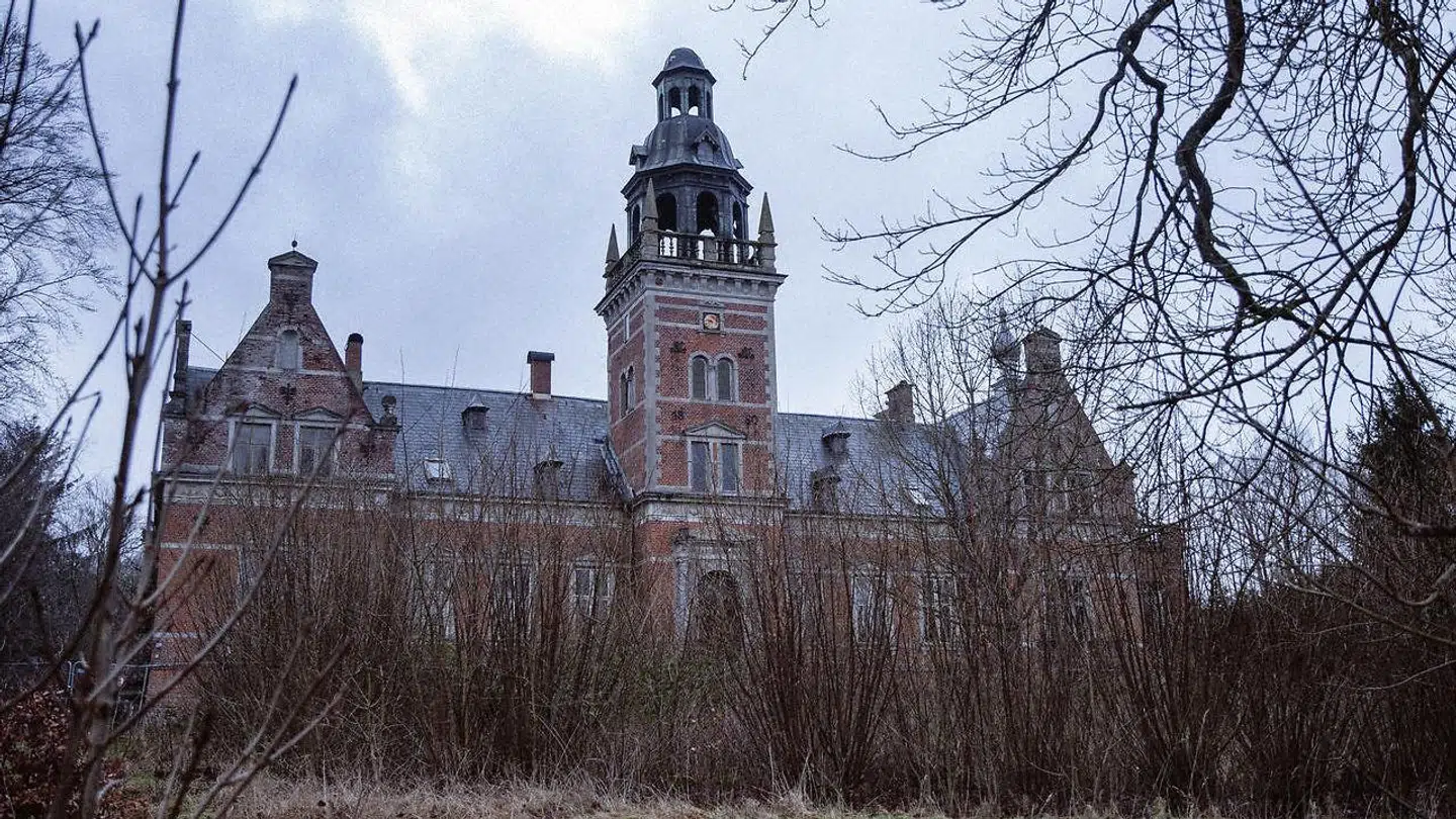 Hesbjerg Slot på Fyn er i så voldsomt forfald, at det ikke længere er sikkert at gå indenfor. Nu har nonne vundet årelang strid, så det kan ikke renoveres.