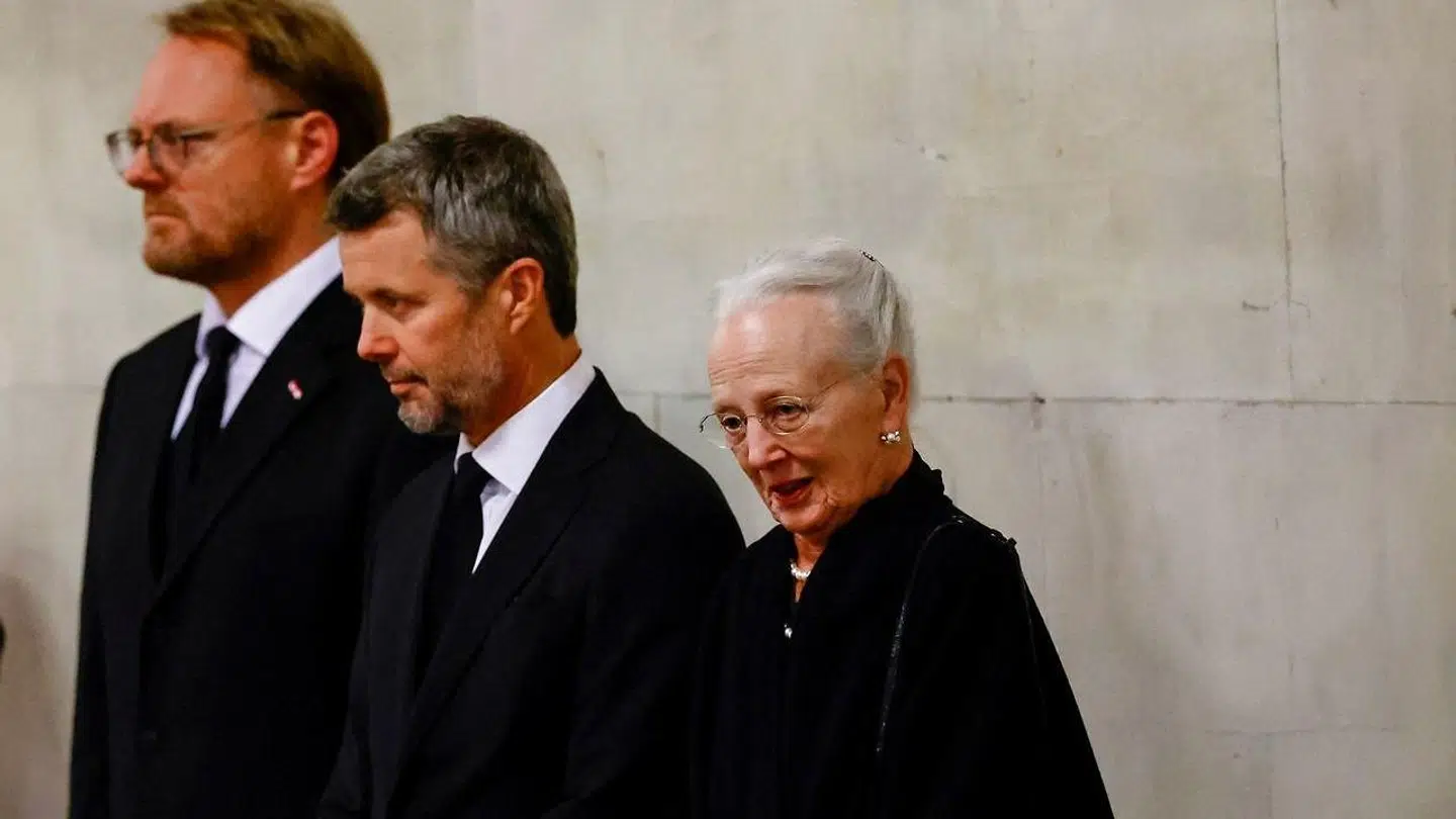 Dronningen var tydeligt berørt over at besøge kisten.