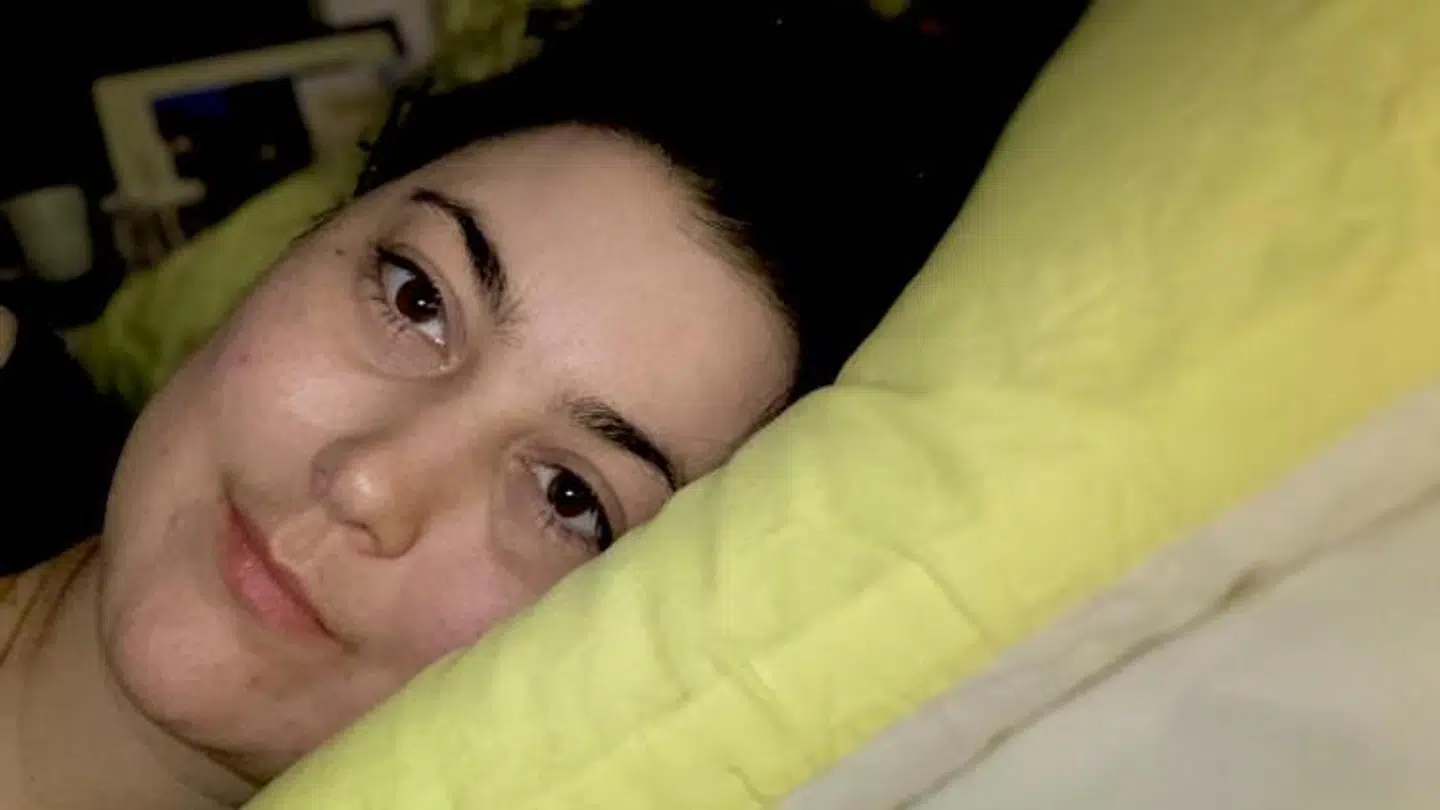 Marie Ilsøe Gustavussen ligger i sin seng 24 timer i døgnet. Før hun blev syg, levede hun som danser og spillede teater.