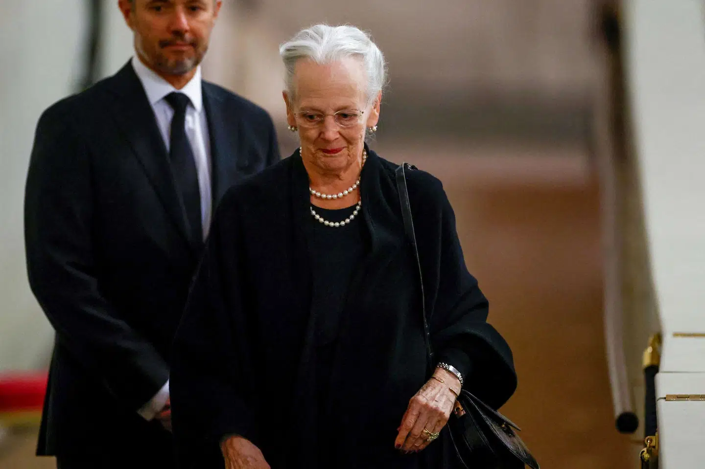 Dronning Margrethe og kronprins Frederik var begge klædt i sort, da de søndag besøge Westminster Hall og kisten med den afdøde dronning Elizabeth II. John Sibley/Ritzau Scanpix