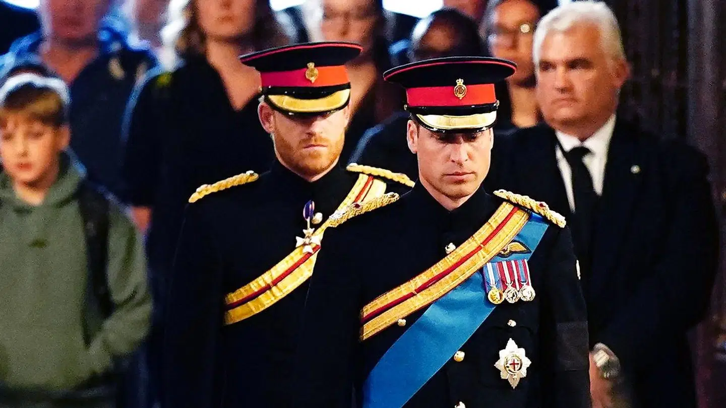 Prins Wiliam og lillebror prins Harry ankom begge i uniform lørdags. Men der var stor forskel på deres rang.