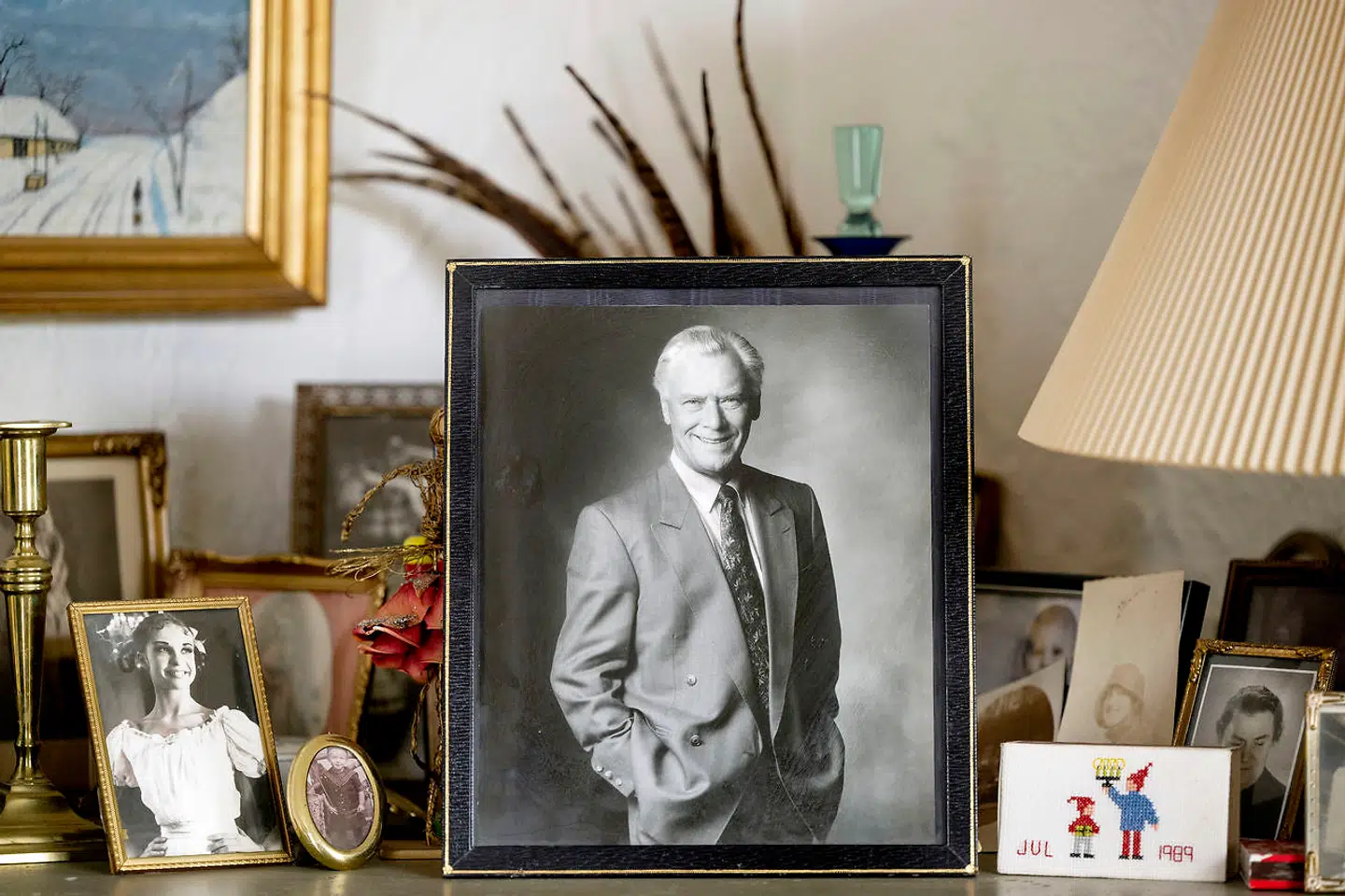 I den store herskabslejlighed på Frederiksberg vrimler det med minder om Poul og parrets liv sammen.