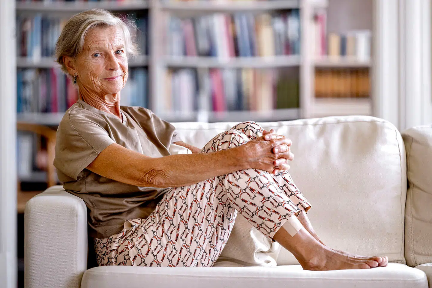 Selvom hun er blevet 73 år, er Mie Vessel Schlüter stadig aktiv på Det Kongelige Teater. Hvilket hun ikke lægger skjul på, hjalp hende gennem sorgen og savnet.