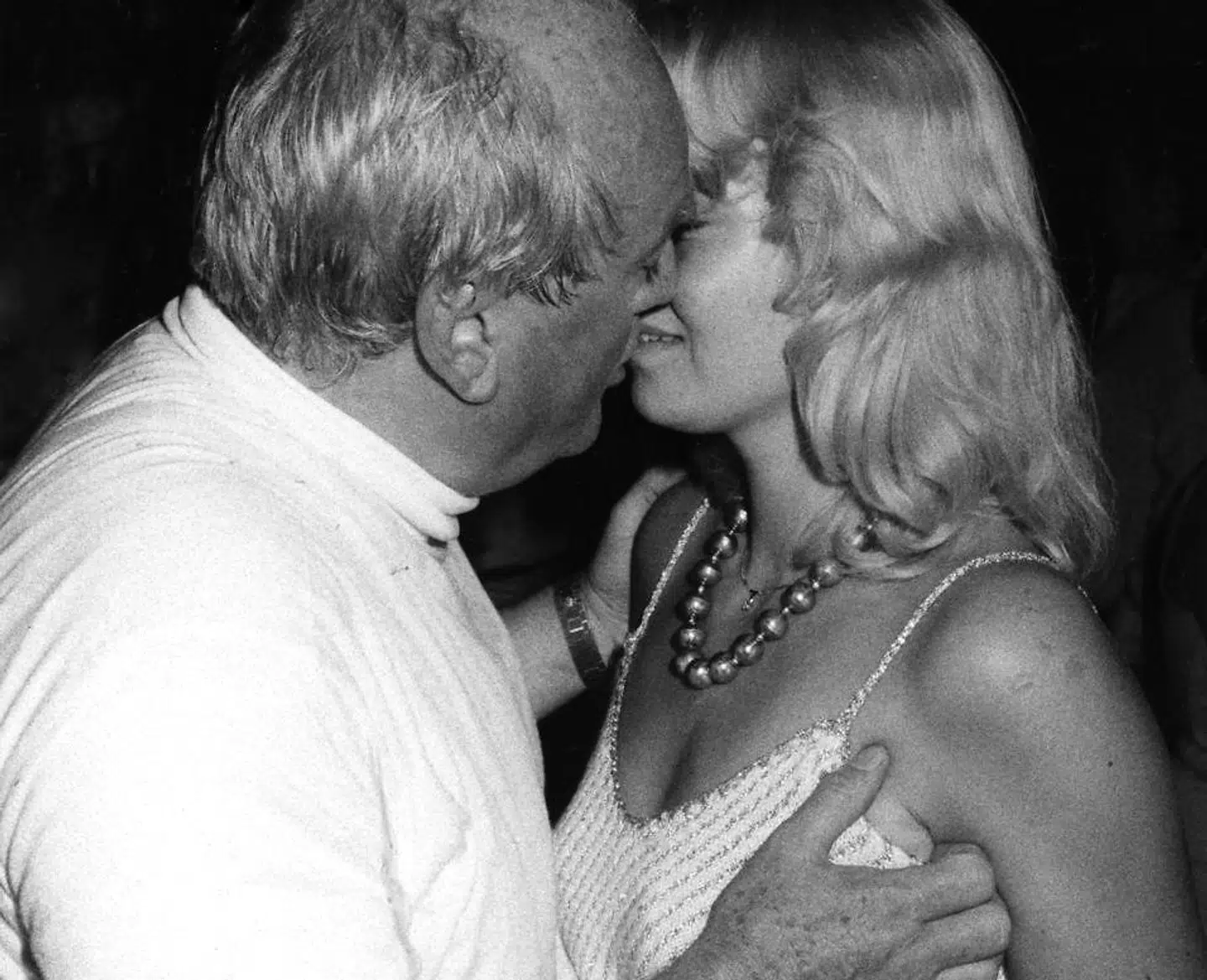 Et af de velkendte Simon Spies-billeder, hvor han gramser på en af sine ansatte.