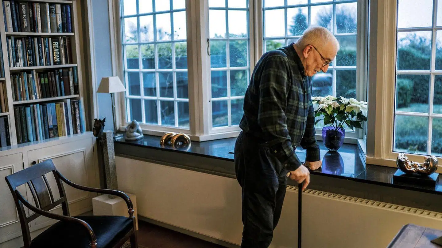 Uffe Ellemann-Jensen i sit hus på Sundvænget i Hellerup. Huset er nu solgt til 68 mio. kroner.