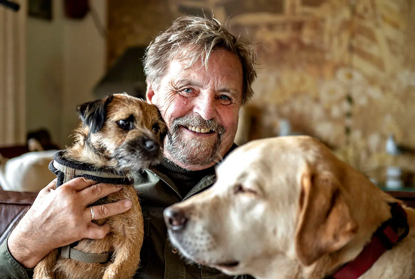 Hunde var en del af hans liv lige til det sidste. Her er han fotograferet i 2018 sammen med to af dem.