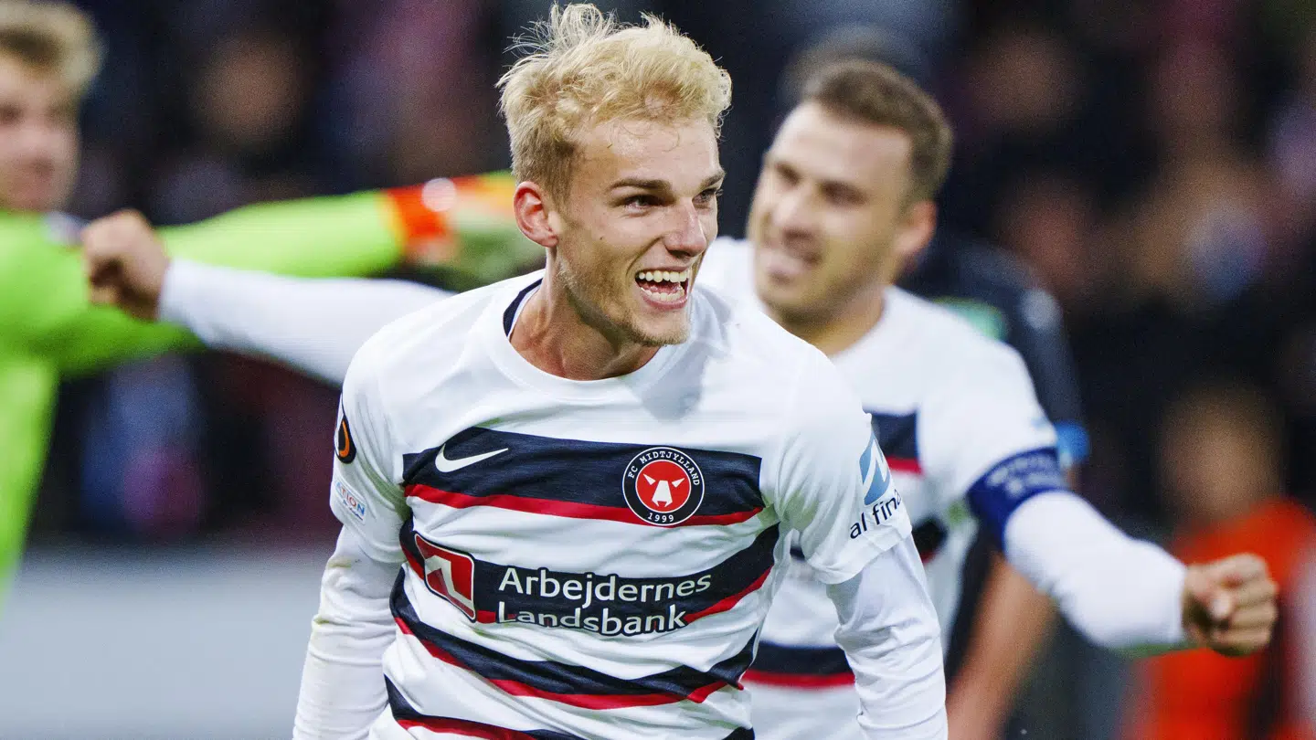 Gustav Isaksen høster store roser efter kampen.