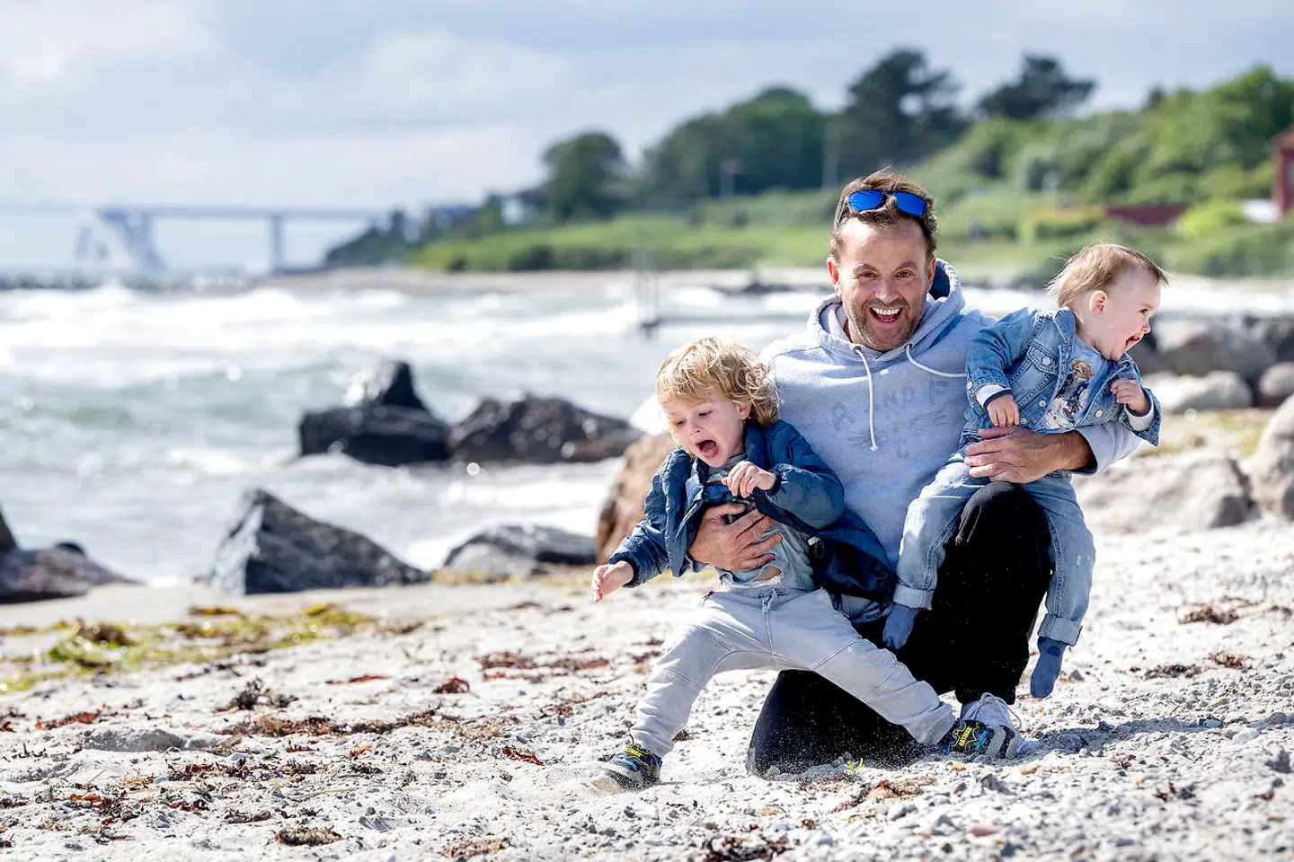 Med to drengebørn på henholdsvis tre og ét, er der fuld fart på i 58-årige Dennis Knudsens liv. Nu kommer to små piger til, som han håber kan tilføre noget kvindeligt i drengenes liv.