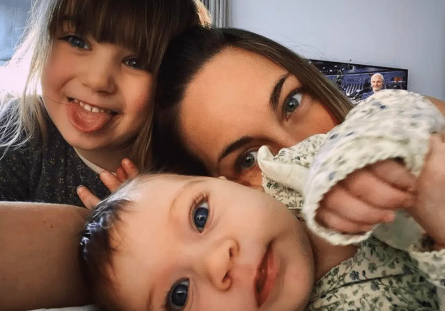 Amalie nyder tiden med sine to døtre, Josephine og Hannah.