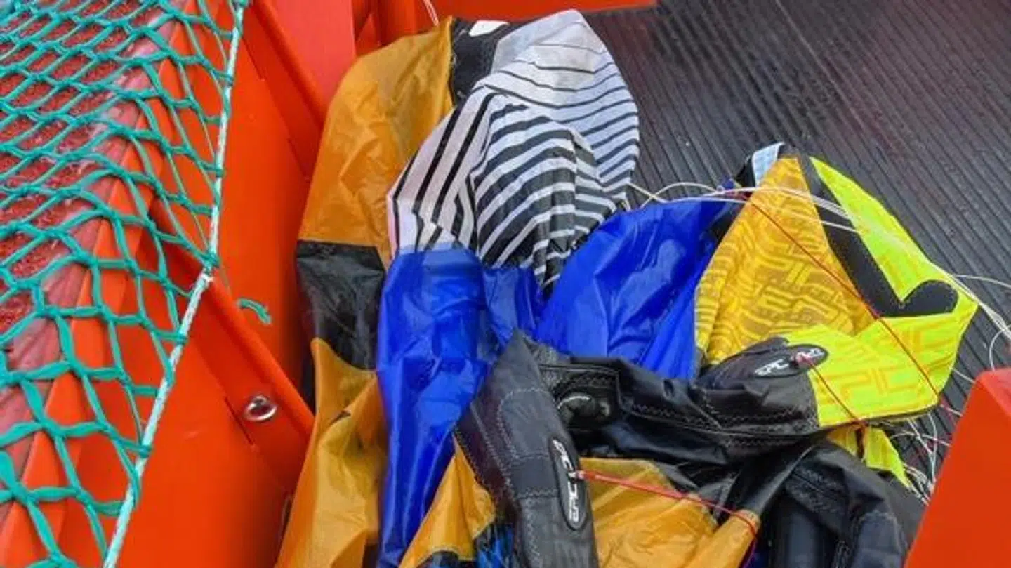 Foto af den forsvundne surfers kite og board, som politiet har offentliggjort