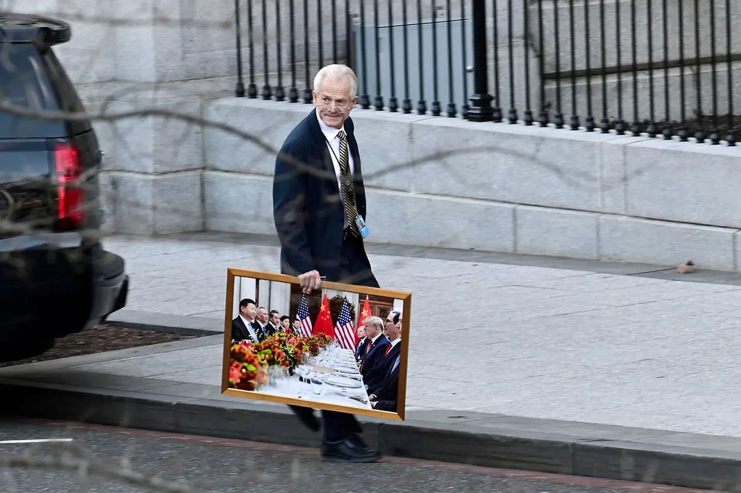 Her ses Peter Navarro, der er rådgiver for Donald Trump, forlade vestfløjen i Det Hvide Hus. Med sig bar han et fotografi af Donald Trump sammen med blandt andre Kinas præsident, Xi Jinping.
