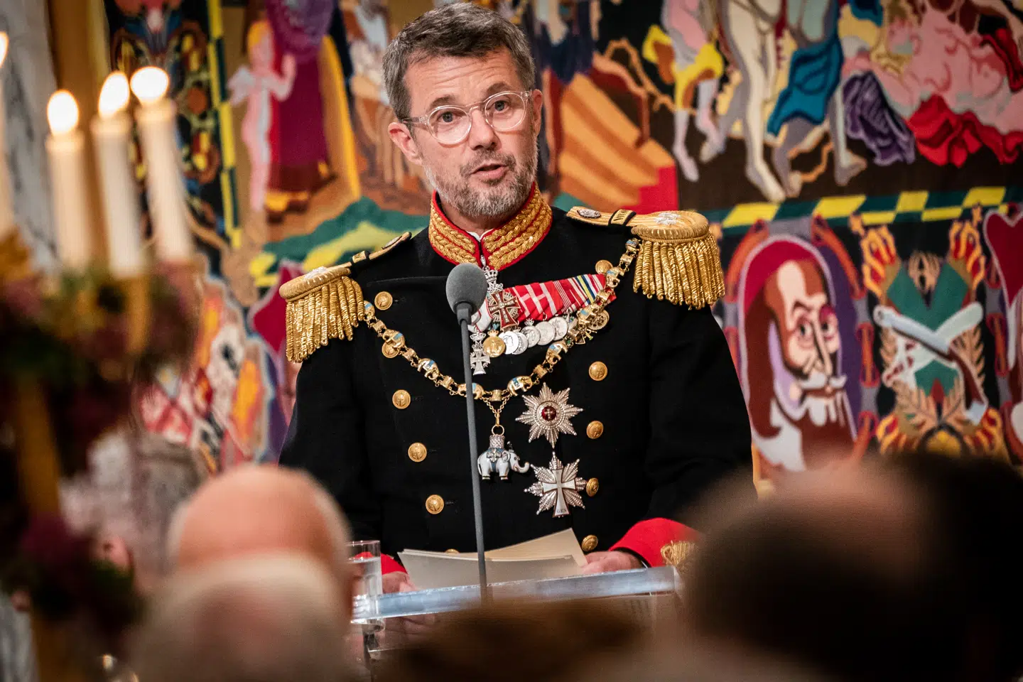 Kronprins Frederik fik store roser for sin tale til Dronningen.