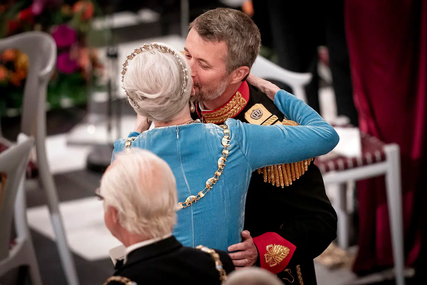 Dronning Margrethe kunne ikke lade være med at smile under sin søns tale. Efterfølgende fik han et kram og et kys på kinden.