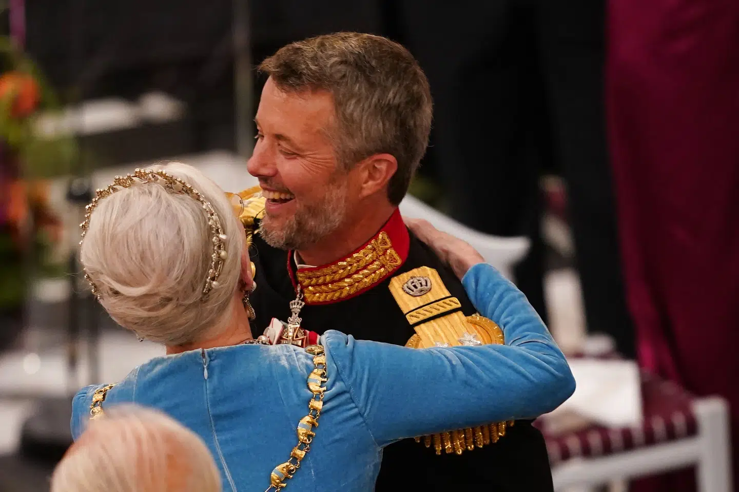 Kronprins Frederik hilser på sin mor, dronning Margrethe, efter, at han har holdt tale for hende til gallataflet ved hendes 50-års regeringsjubilæum. Mads Claus Rasmussen/Ritzau Scanpix