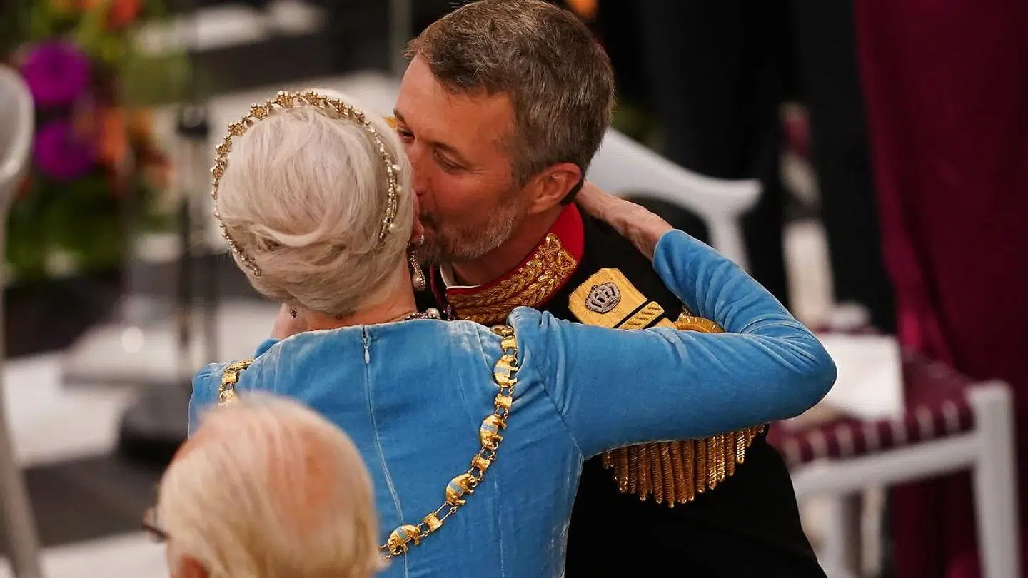Kronprins Frederik gav sin mor et kys på kinden efter sin tale.