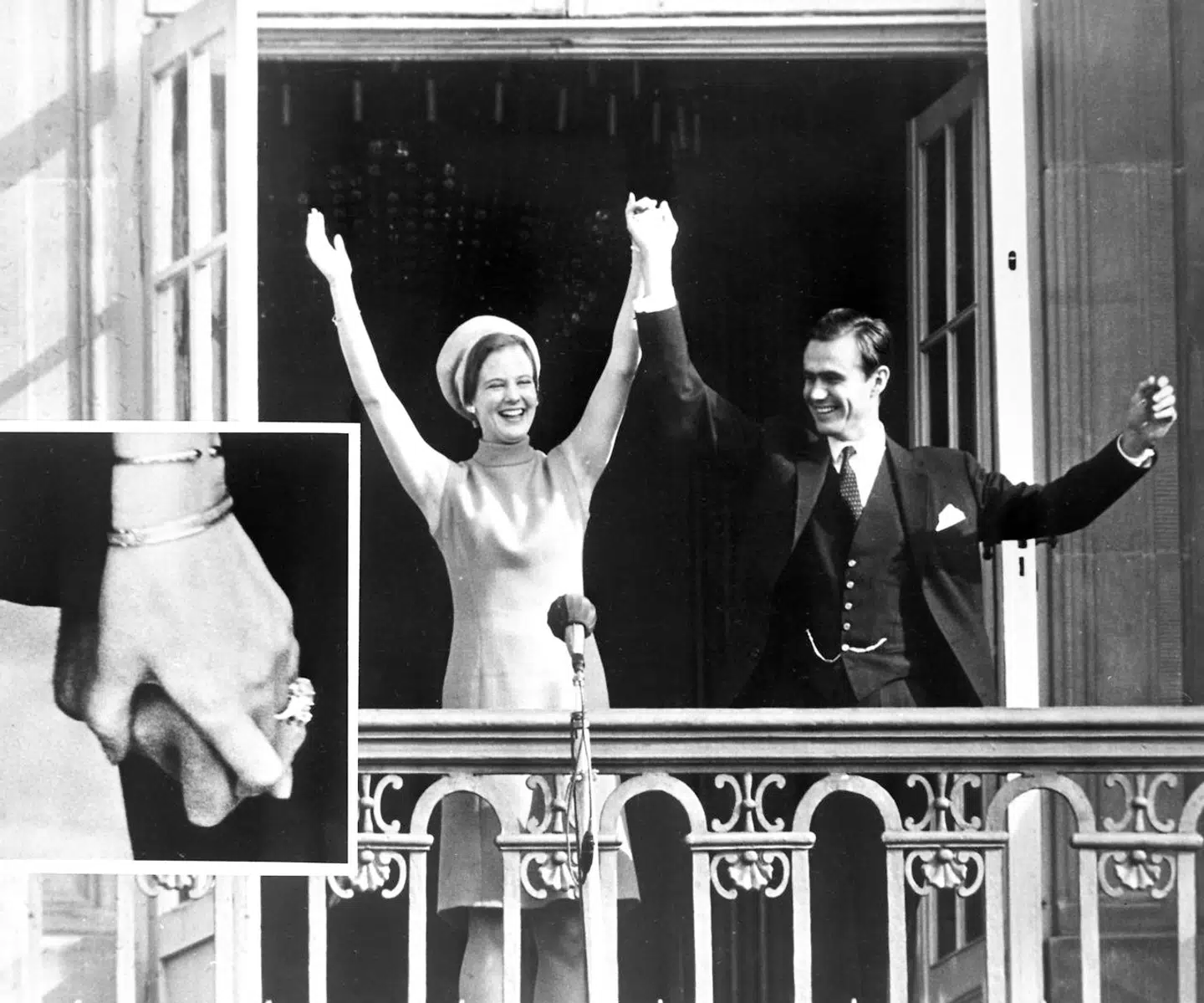 Kronprinsessen og hendes tilkommende på balkonen, efter at deres forlovelse er offentliggjort i 1966.