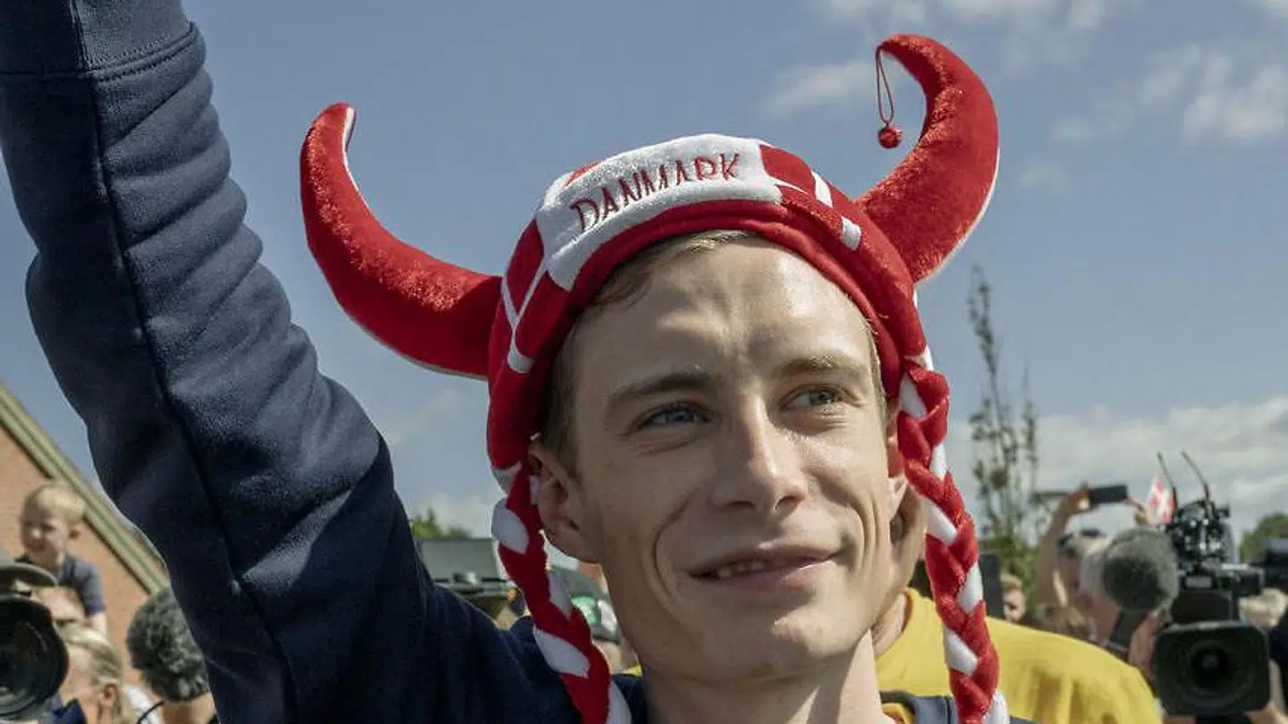 Jonas Vingegaard trak i den rødhvide jubelhat efter Tour de France-sejren i 2023, men landsholdsdragten i de røde farver lader han indtil videre ligge.