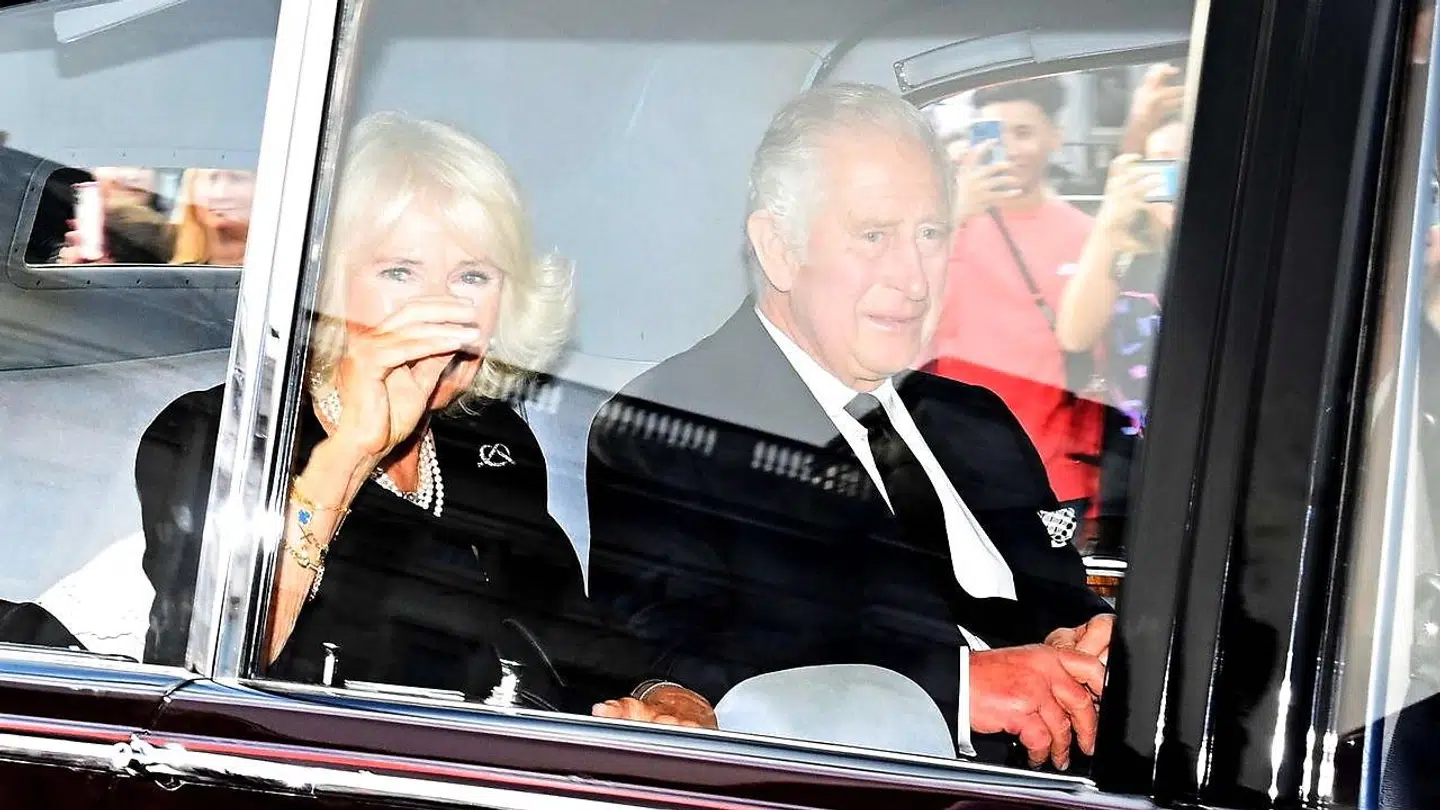 Kong Charles og dronninggemalinde Camilla forlader Buckinham Palace som Storbritanniens nye rengentpar.