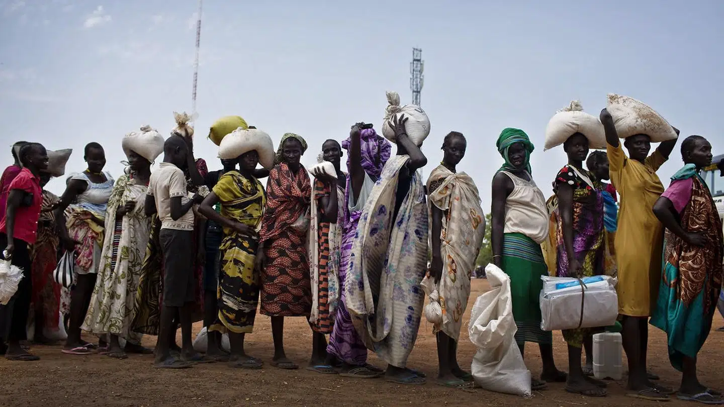 Kvinder venter på fødevarehjælp i Bentiu i Sydsudan under en hungersnød i 2016. Landet ligger i år i bunden af FNs Udviklingsindeks. (Foto: Kate Holt/UNICEF via AP)