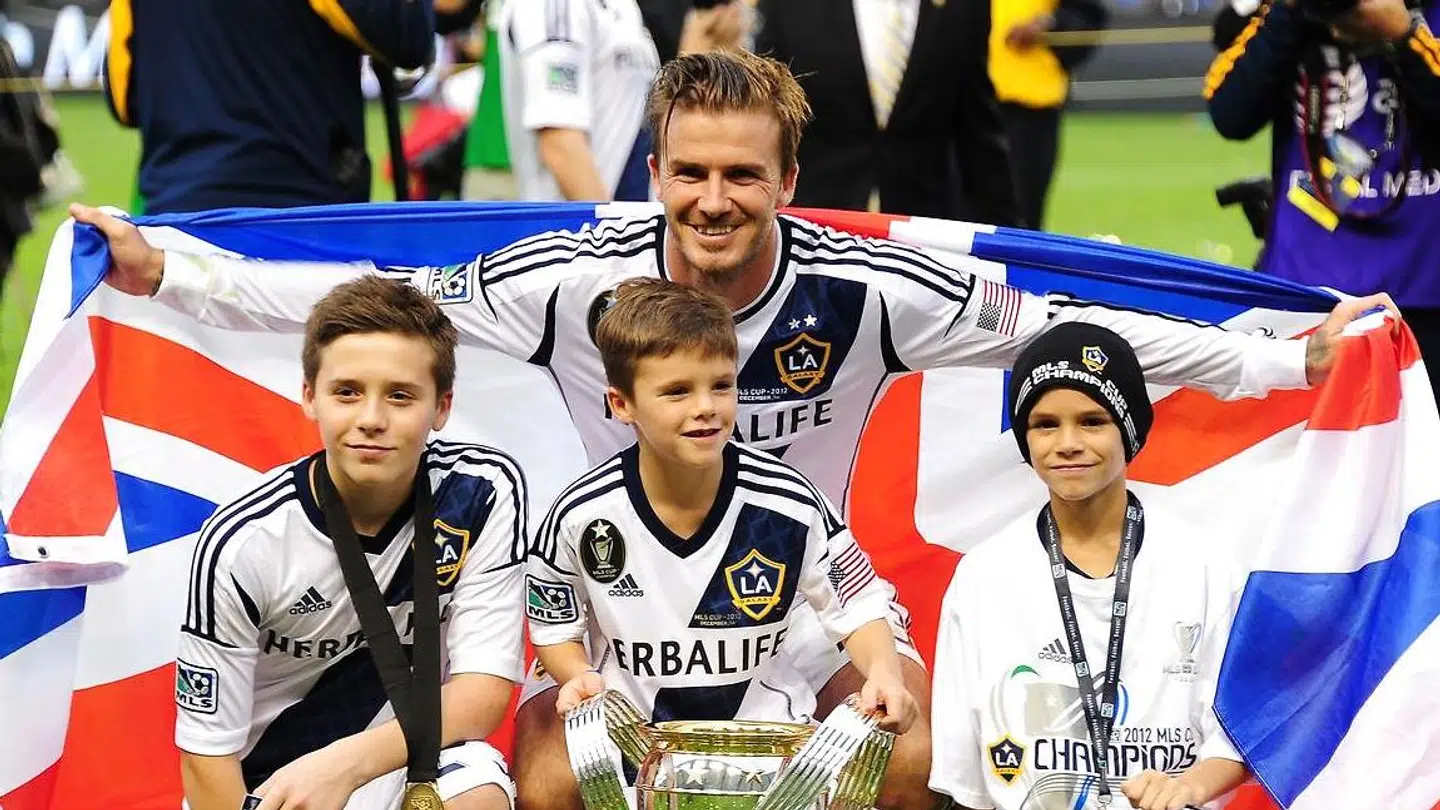 David Beckham med sine tre sønner efter sin sidste kamp for L.A. Galaxy i 2012.