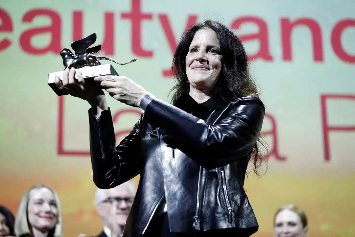 Laura Poitras vinder Guldløven ved filmfestivalen Venedig for sin dokumentar om opioidkrisen i USA. Guglielmo Mangiapane/Reuters