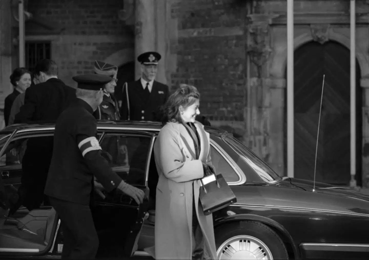 En galant Jens Werner holder døren for Alexandra under generalprøven til det kommende bryllup.