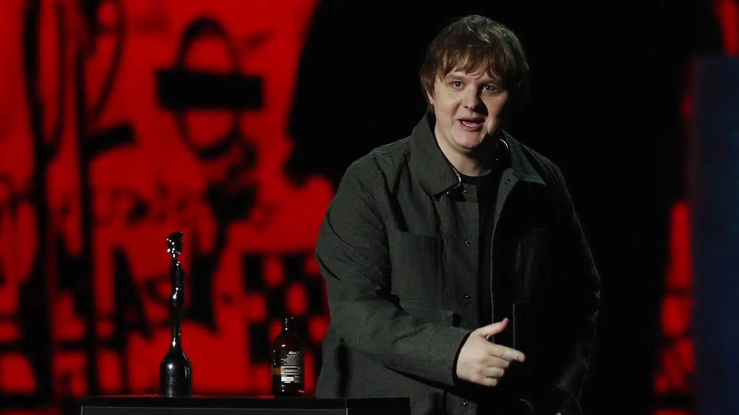 Den skotske musiker Lewis Capaldi modtog i 2020 en BRIT Award som 'Bedste nye artist'.