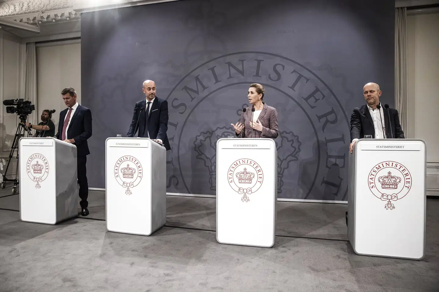 På utallige pressemøder under coronakrisen har danskerne fået besked på, hvilke restriktioner der var gældende. Når staten tager så hårdt fat, reagerer nogle borgere kraftigt og udviser mistillid til systemet, siger forsker. Men faktisk var tilliden allerede på retur før pandemien. (Arkivfoto). Ólafur Steinar Rye Gestsson/Ritzau Scanpix