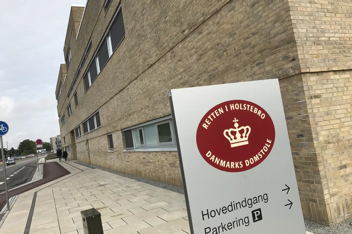 En 39-årig mand er i et grundlovsforhør ved Retten i Holstebro varetægtsfængslet for en stribe voldtægter af sin steddatter. Han nægter sig skyldig og kærede afgørelsen til Vestre Landsret. (Arkivfoto). Jan Bjerre Lauridsen / Ritzau/Free