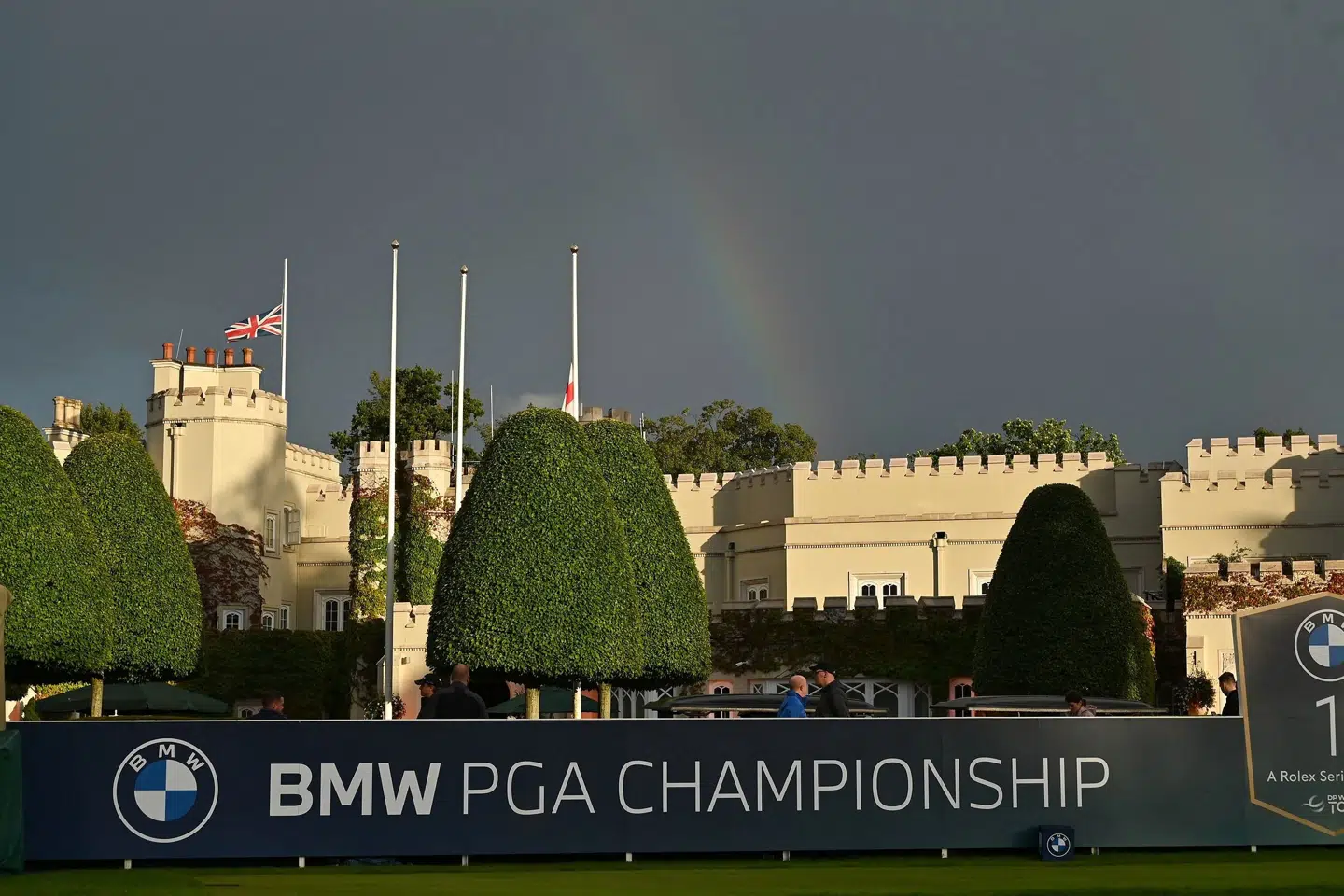 Der flages på halv ved klubhuset på Wentworth-banen. Glyn Kirk/Ritzau Scanpix