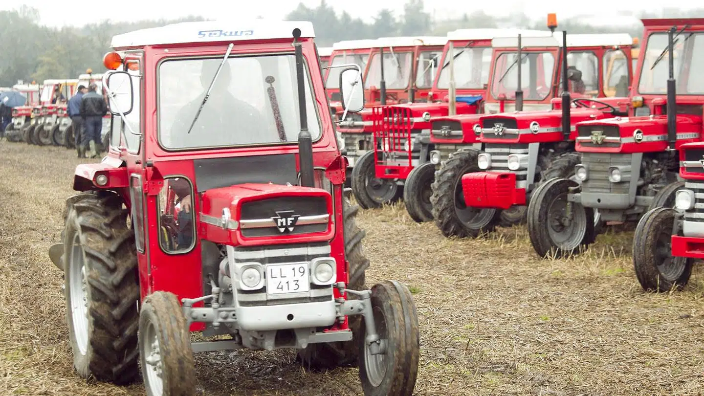 Gerningsmanden og den røde traktor er stadig efterlyst.
