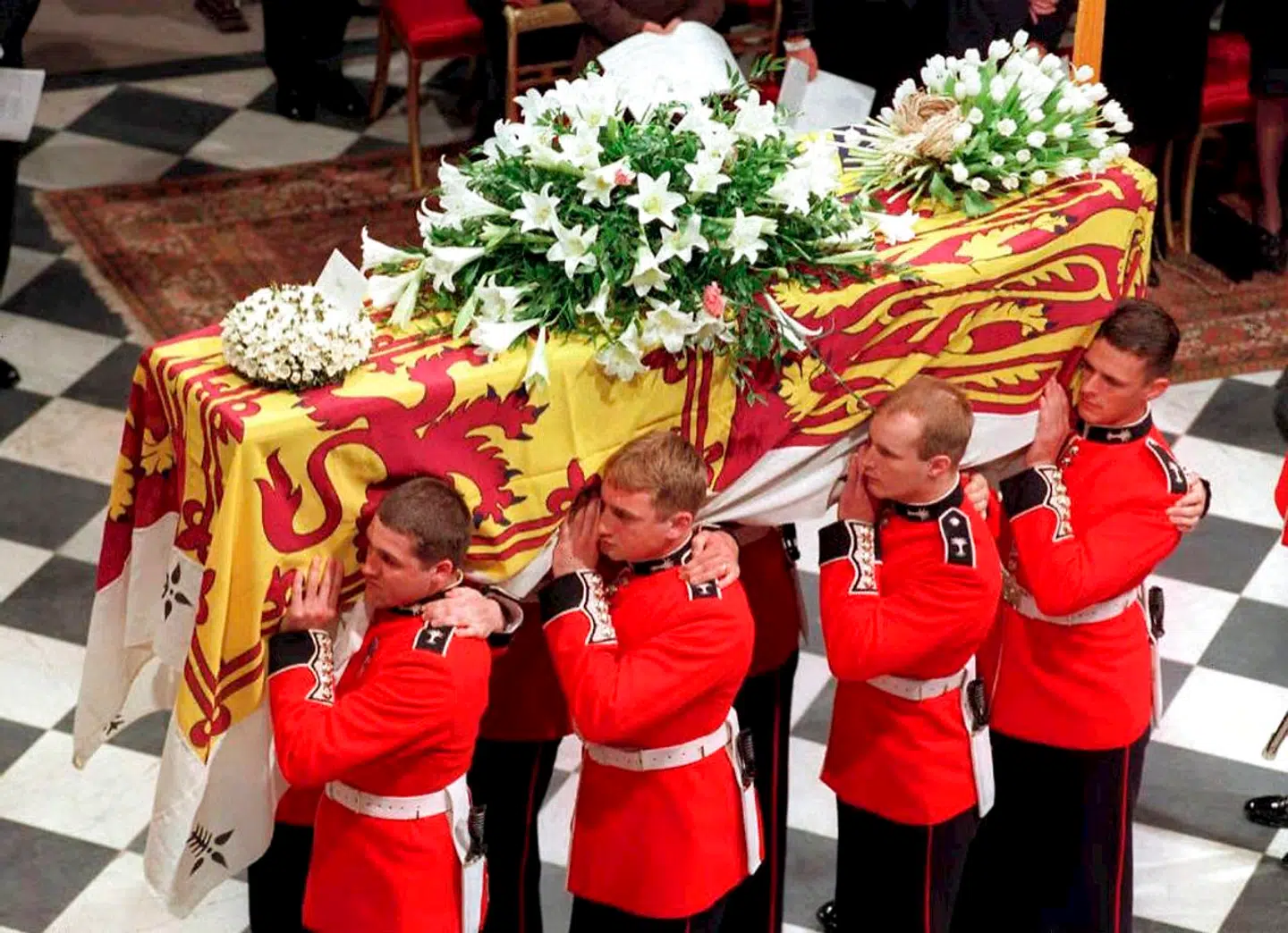 En landesorg ramte England, da prinsesse Diana døde. Men familien deltog ikke i den.