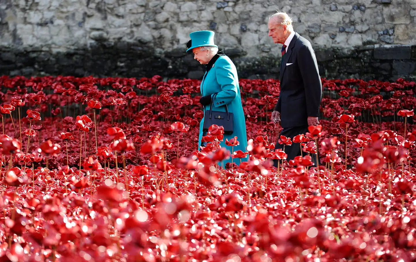 Dronning Elizabeth elskede sine blomsterhaver. Her er hun og prins Philip på inspektion.