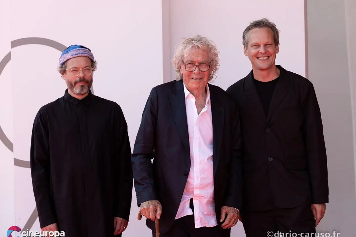 De to instruktører Jørgen Leth (i midten) og Andreas Koefoed (til højre) i Venedig med jazzmusikeren Jakob Bro (til venstre). Dario Caruso, handout Cineuropa/Free