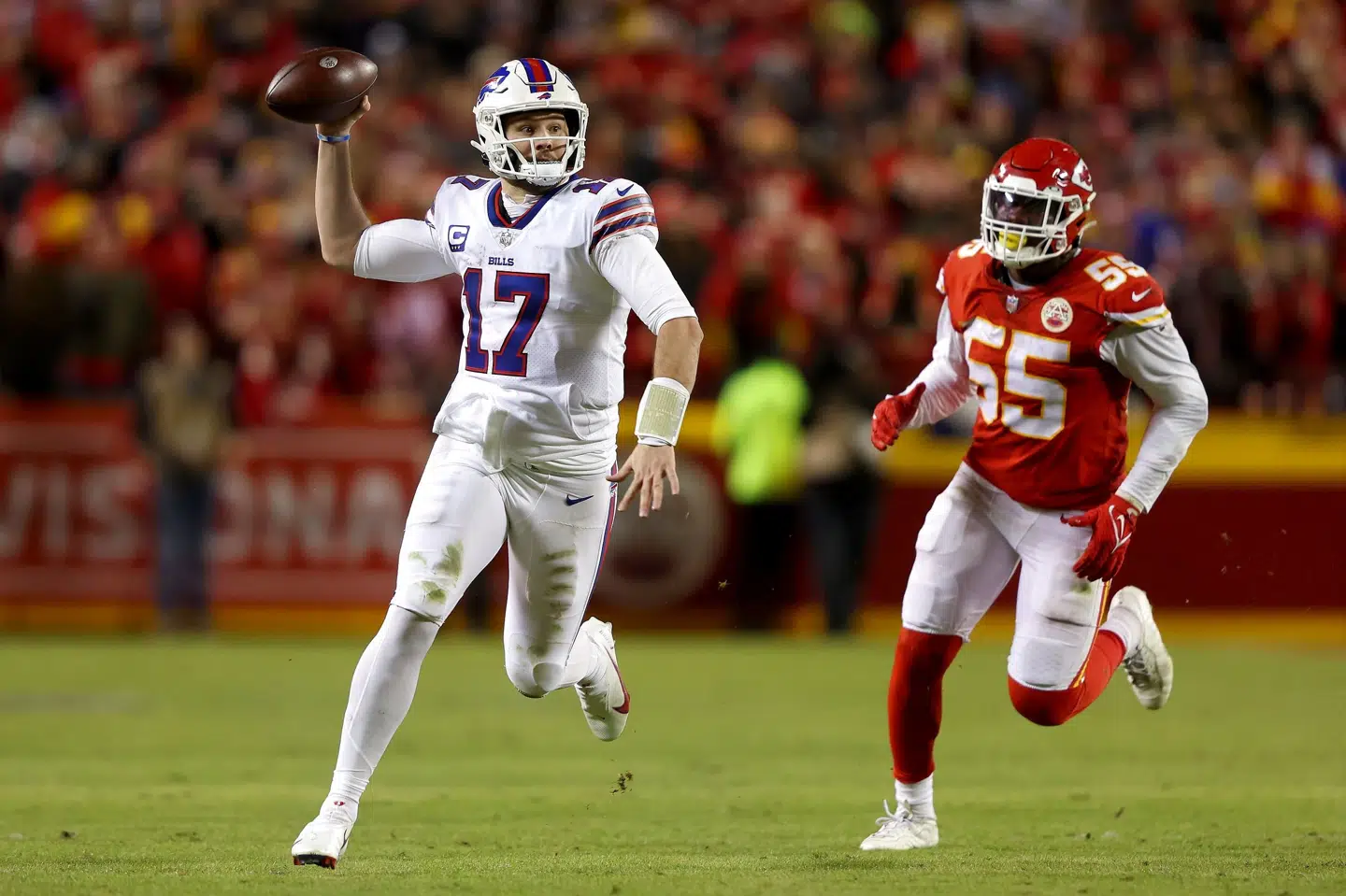 Buffalo Bills' quarterback Josh Allen håber på, at det bliver i denne sæson, han fører sit mandskab hele vejen. I seneste sæson blev det til et slutspilsnederlag i divisionsrunden mod Kansas City Chiefs efter overtid. Det var et opgør, som mange efterfølgende kaldte en af de bedste NFL-kampe i mange år. Jamie Squire/Ritzau Scanpix