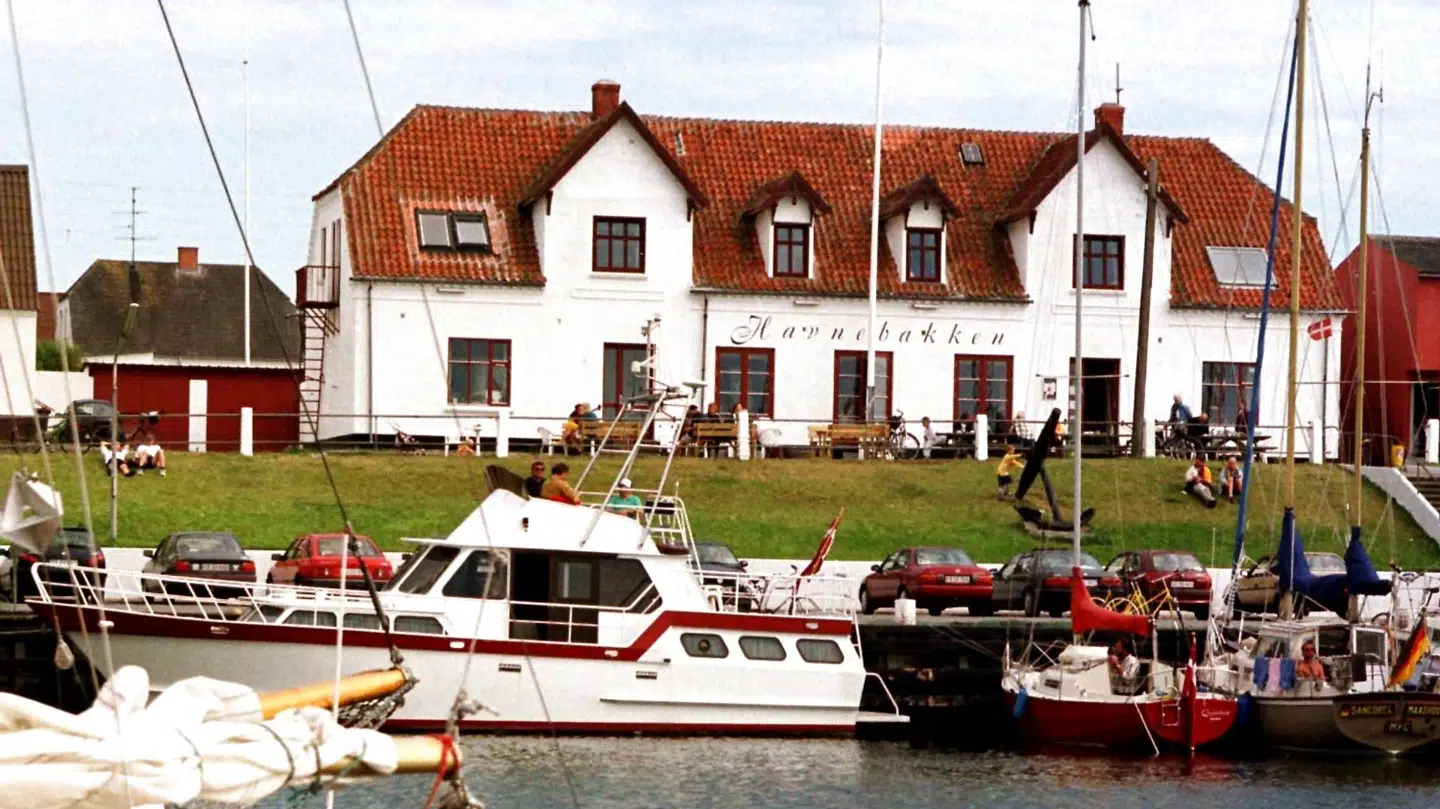 Foto af Hotel Havnebakken, der ligger ved Vesterø Havn, fra 1998.