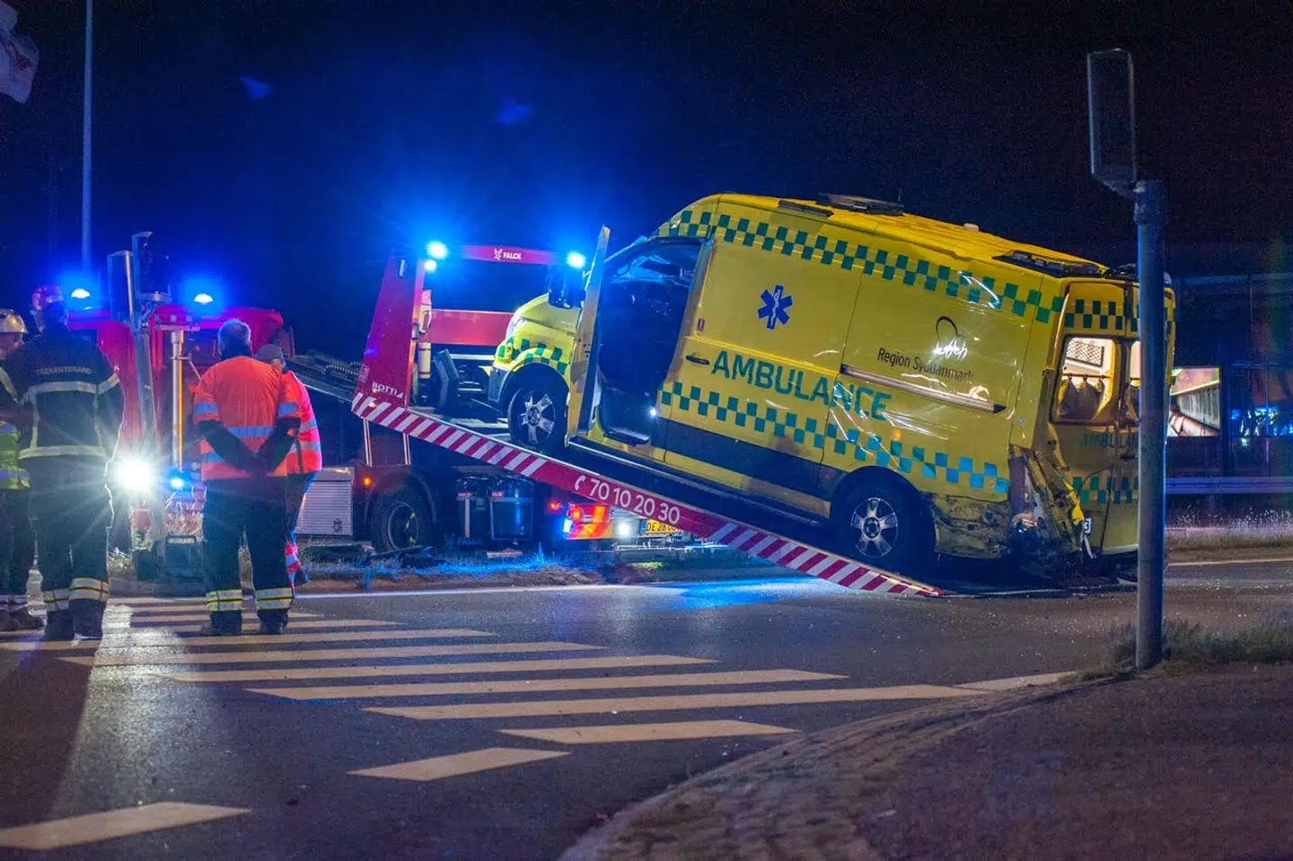 Ambulancen blev siden bygseret op på en Falckbil.
